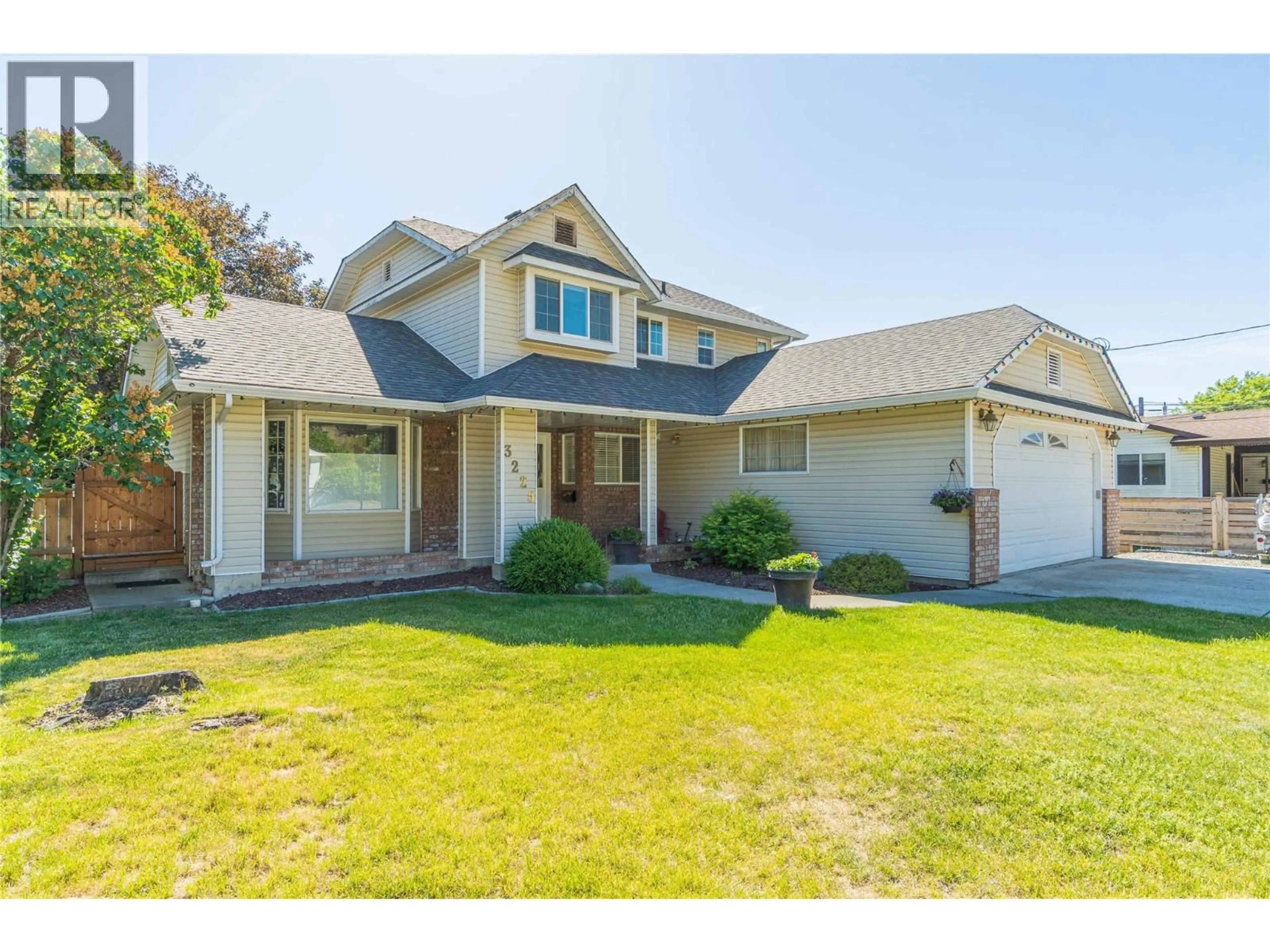Home with vinyl exterior material, street for 3225 HARGRAVES PLACE, Kamloops British Columbia V2B8H3