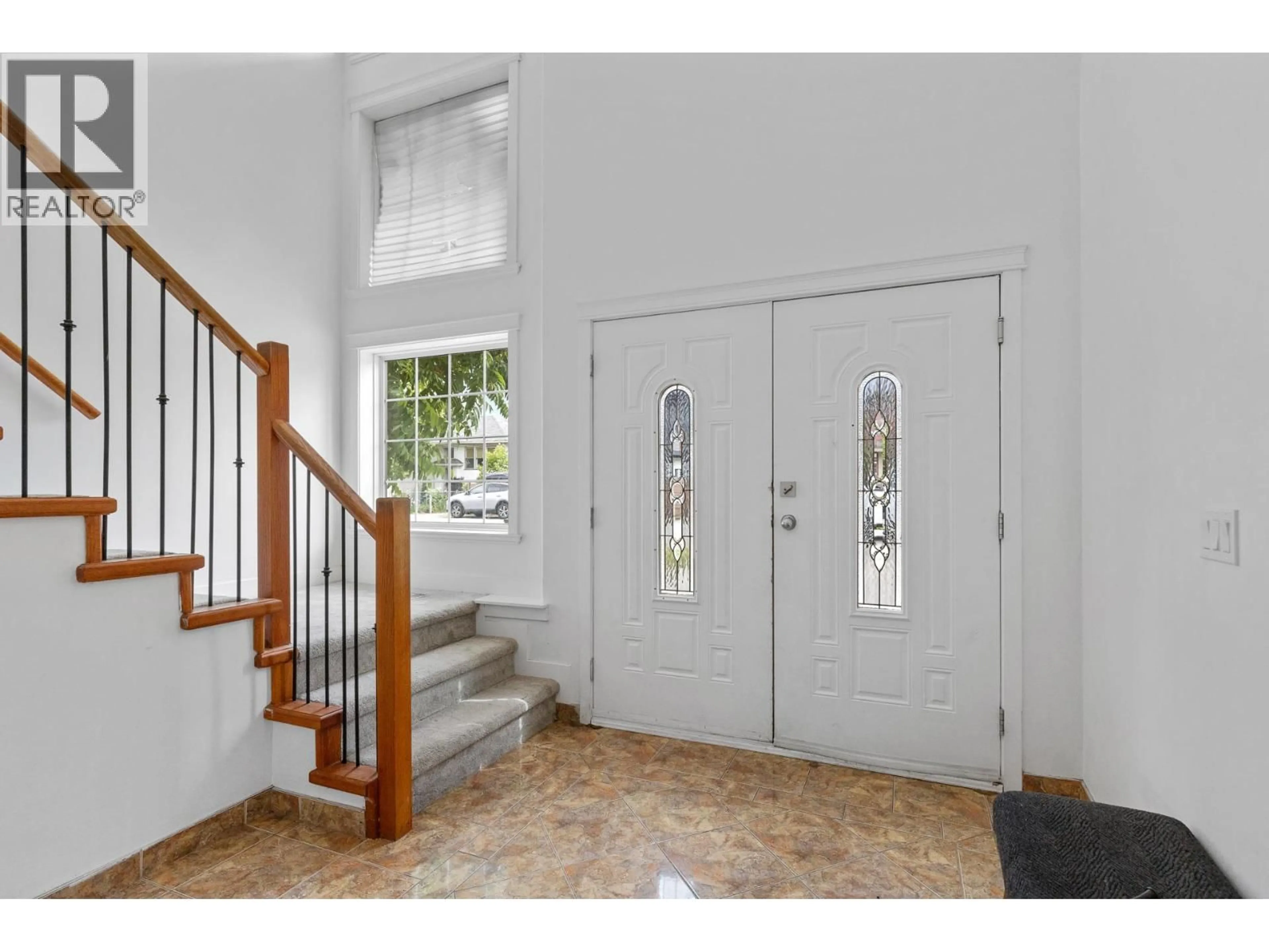 Indoor entryway for 1374 MCINNES AVENUE, Kelowna British Columbia V1Y5V9