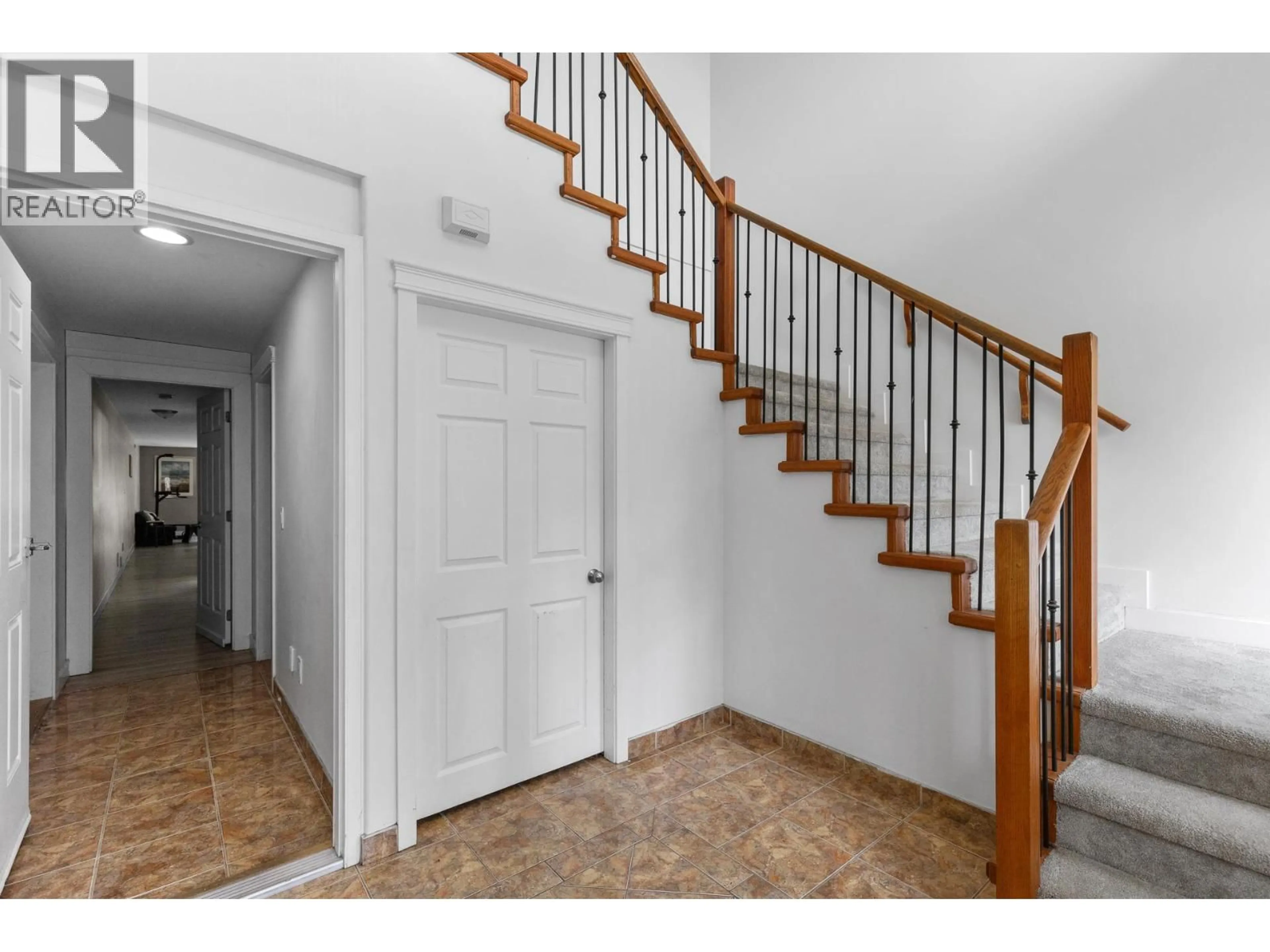 Indoor entryway for 1374 MCINNES AVENUE, Kelowna British Columbia V1Y5V9