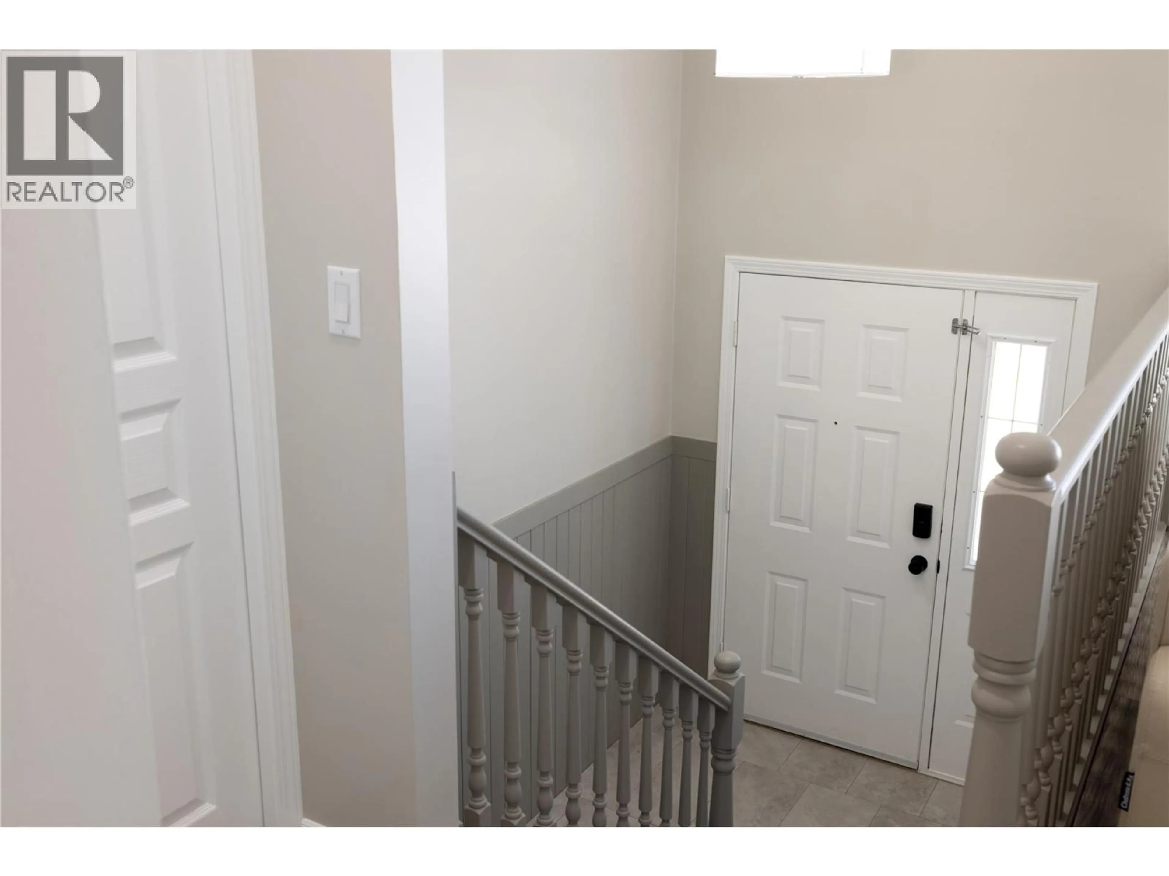 Indoor entryway for 5 - 5101 27 AVENUE, Vernon British Columbia V1T6L2