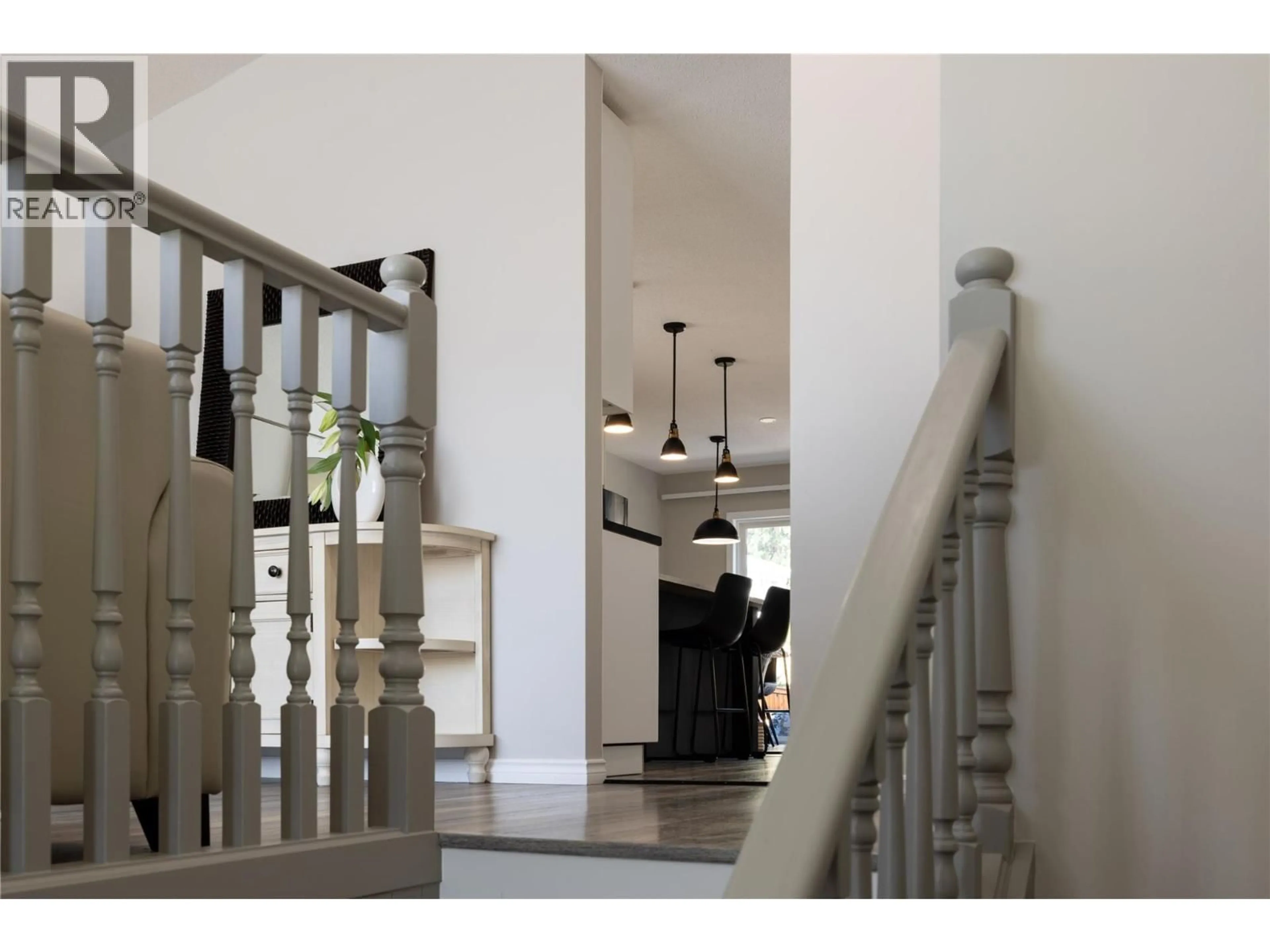 Indoor foyer for 5 - 5101 27 AVENUE, Vernon British Columbia V1T6L2