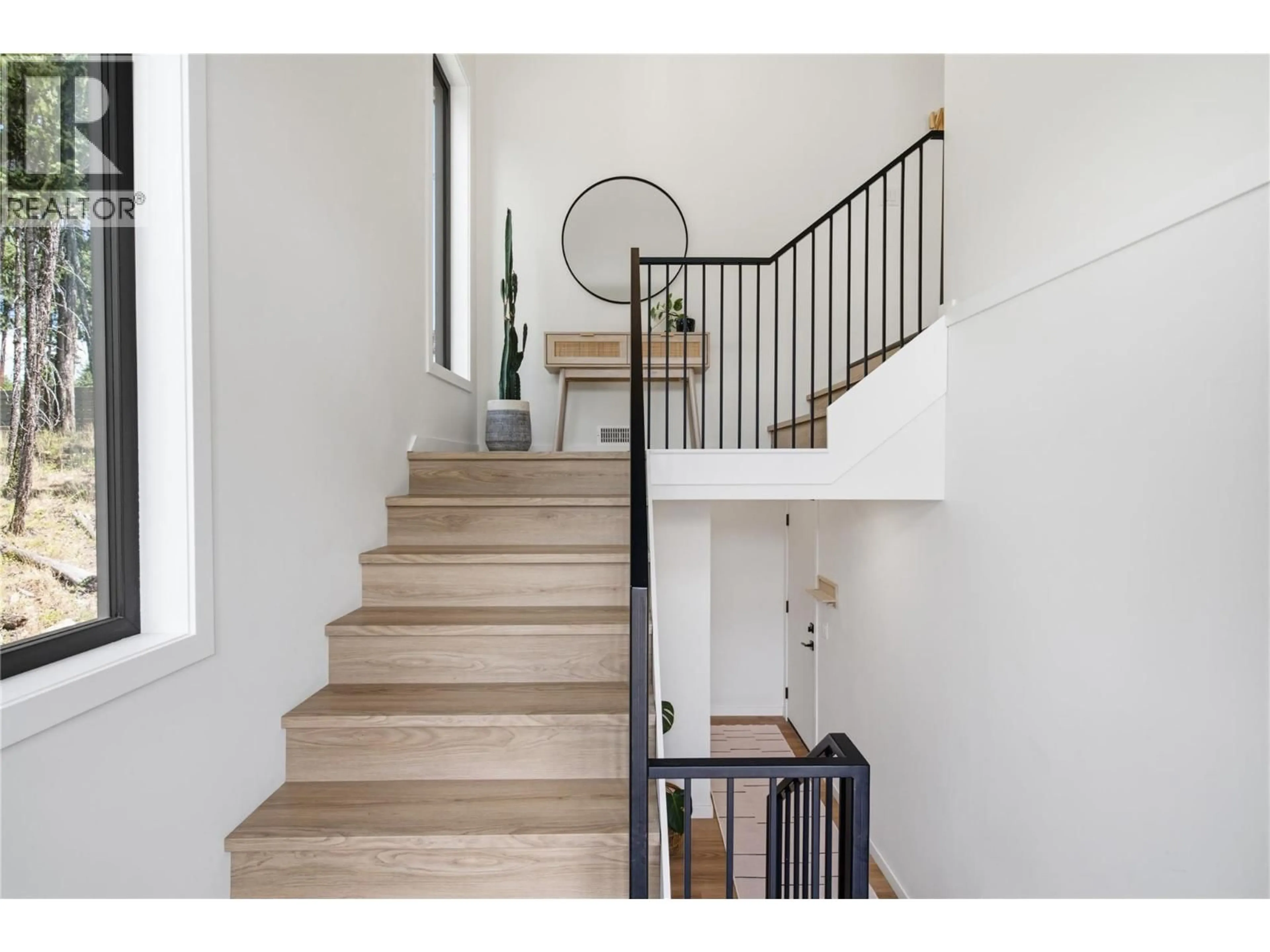 Stairs for 7111 DUNWATERS ROAD, Kelowna British Columbia V1W3W6