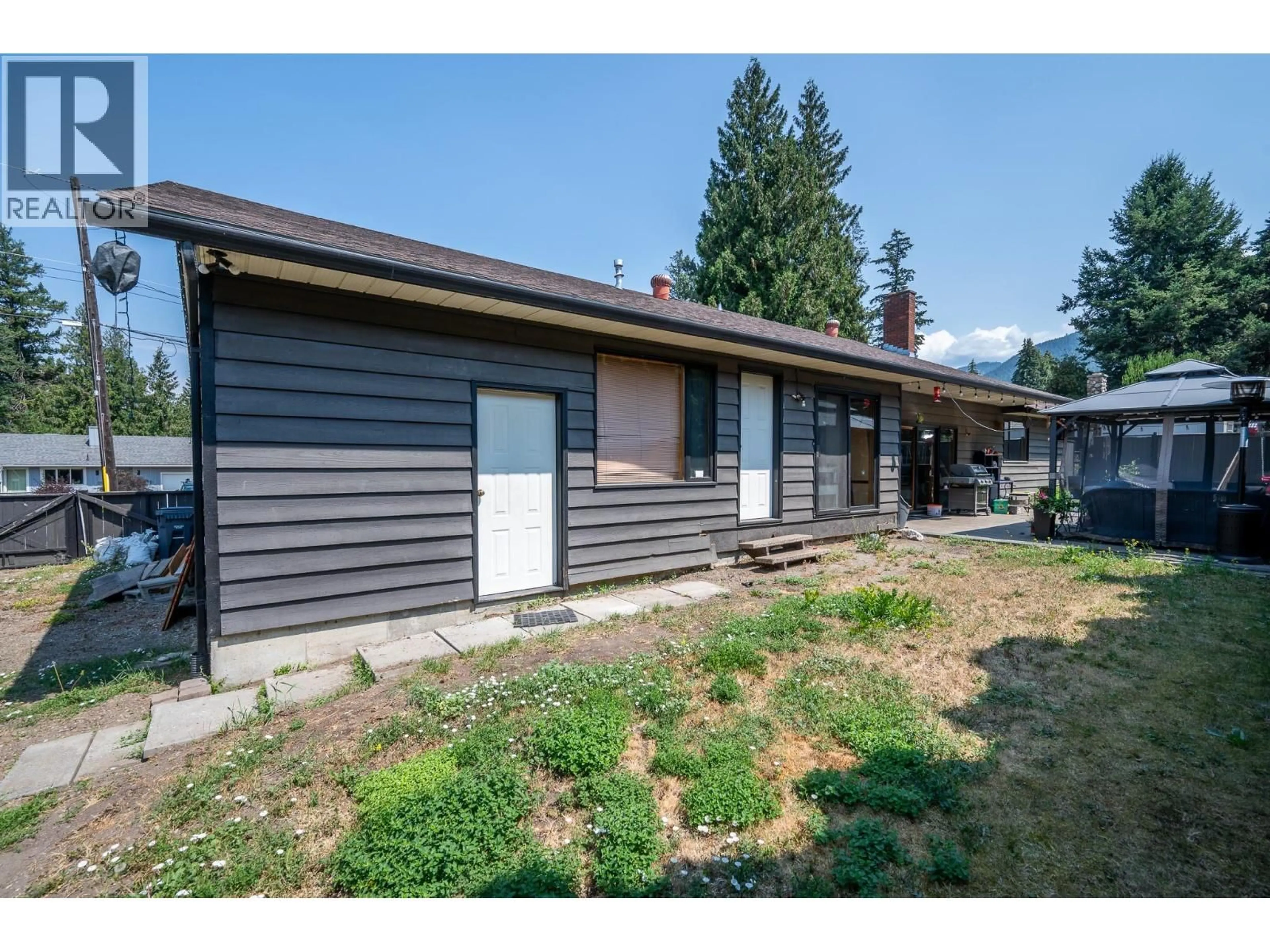 Home with vinyl exterior material, street for 610 LARKSPUR ROAD ROAD, Vernon British Columbia V1B3J2