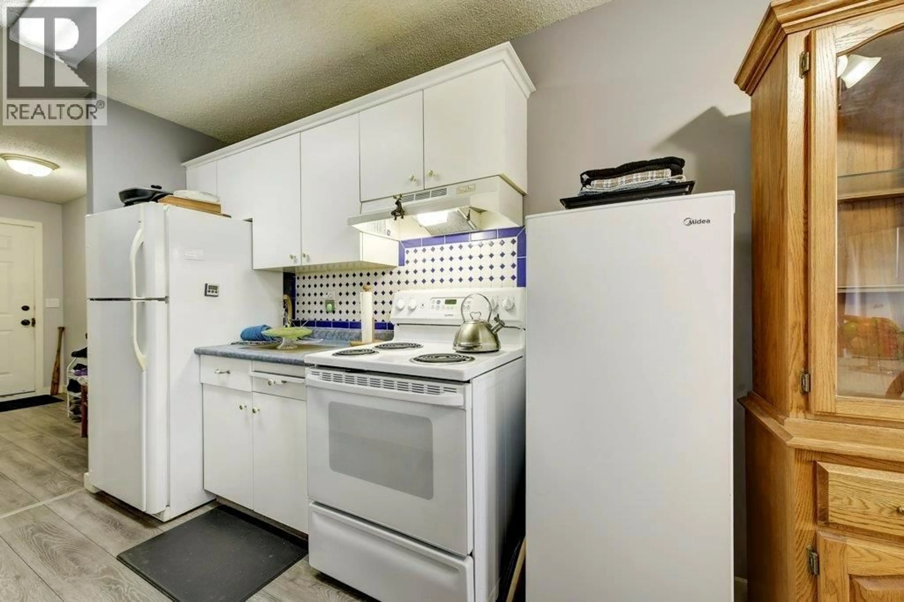 Standard kitchen, unknown for 203C - 880 BADKE ROAD, Kelowna British Columbia V1X5Z6