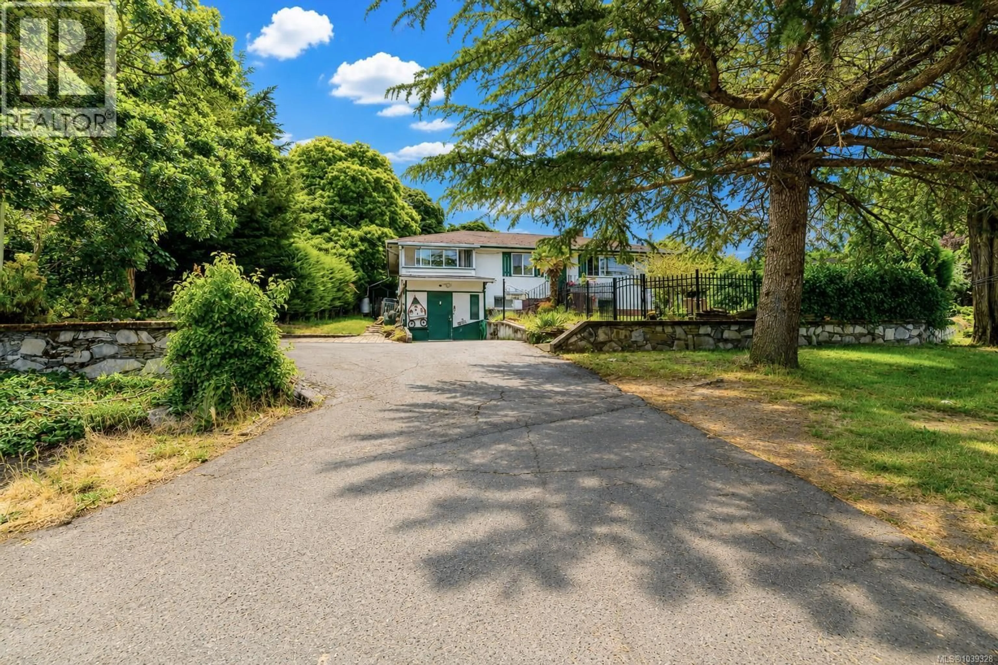A pic from outside/outdoor area/front of a property/back of a property/a pic from drone, unknown for 3803 MERRIMAN DRIVE, Saanich British Columbia V8P2S9