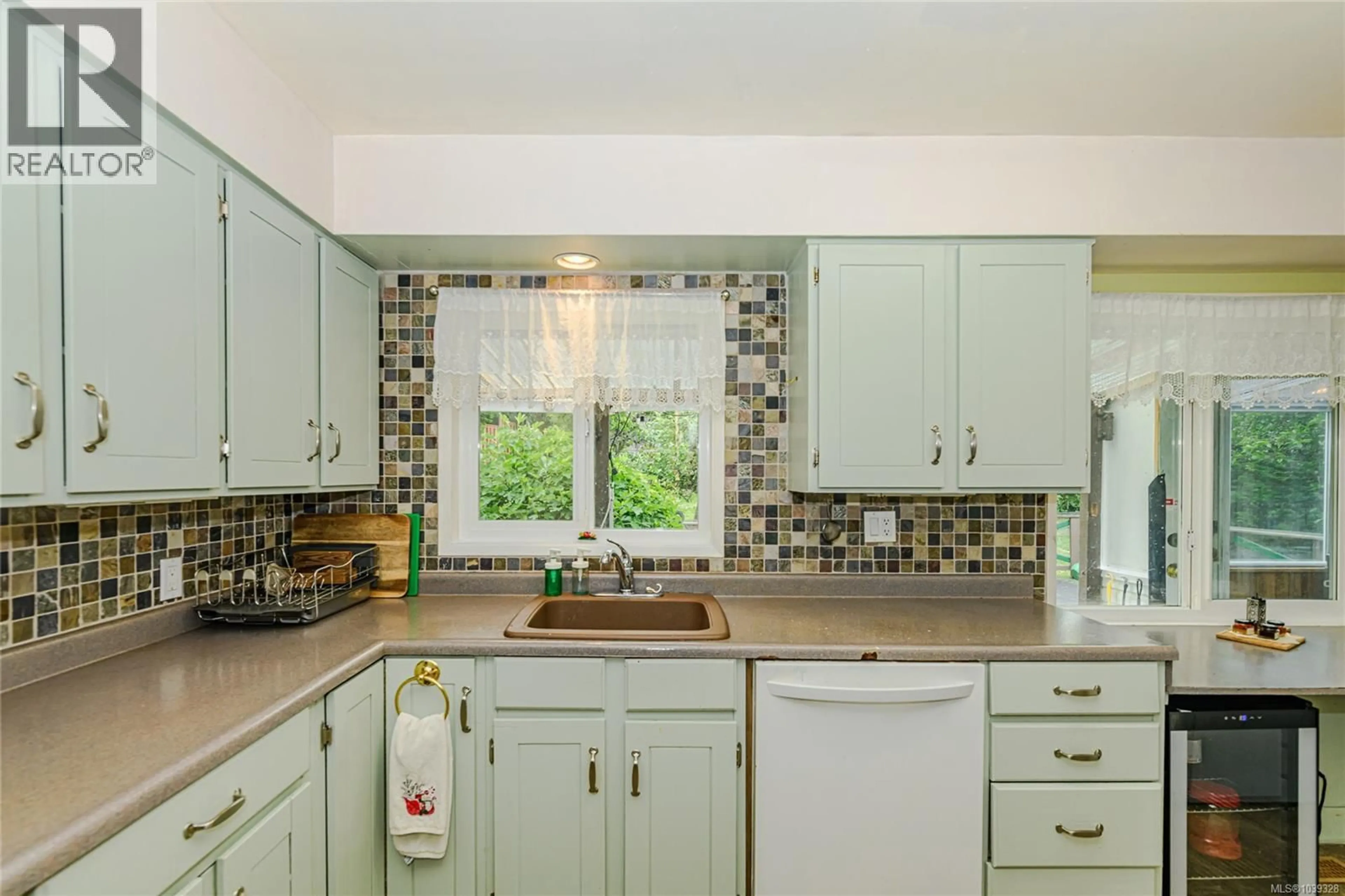 Standard kitchen, ceramic/tile floor for 3803 MERRIMAN DRIVE, Saanich British Columbia V8P2S9