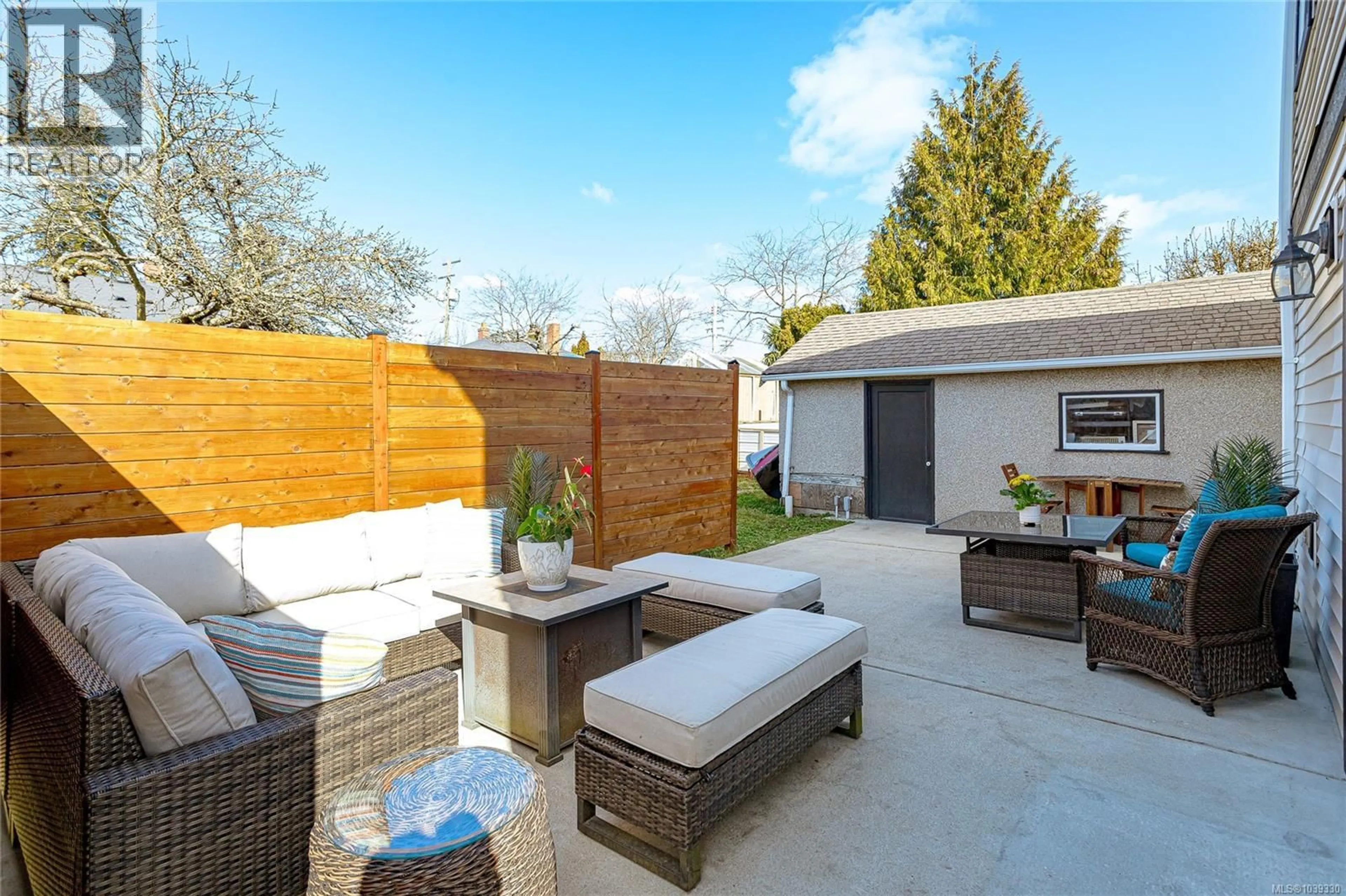Patio, street for 3172 WASCANA STREET, Saanich British Columbia V9A1W3