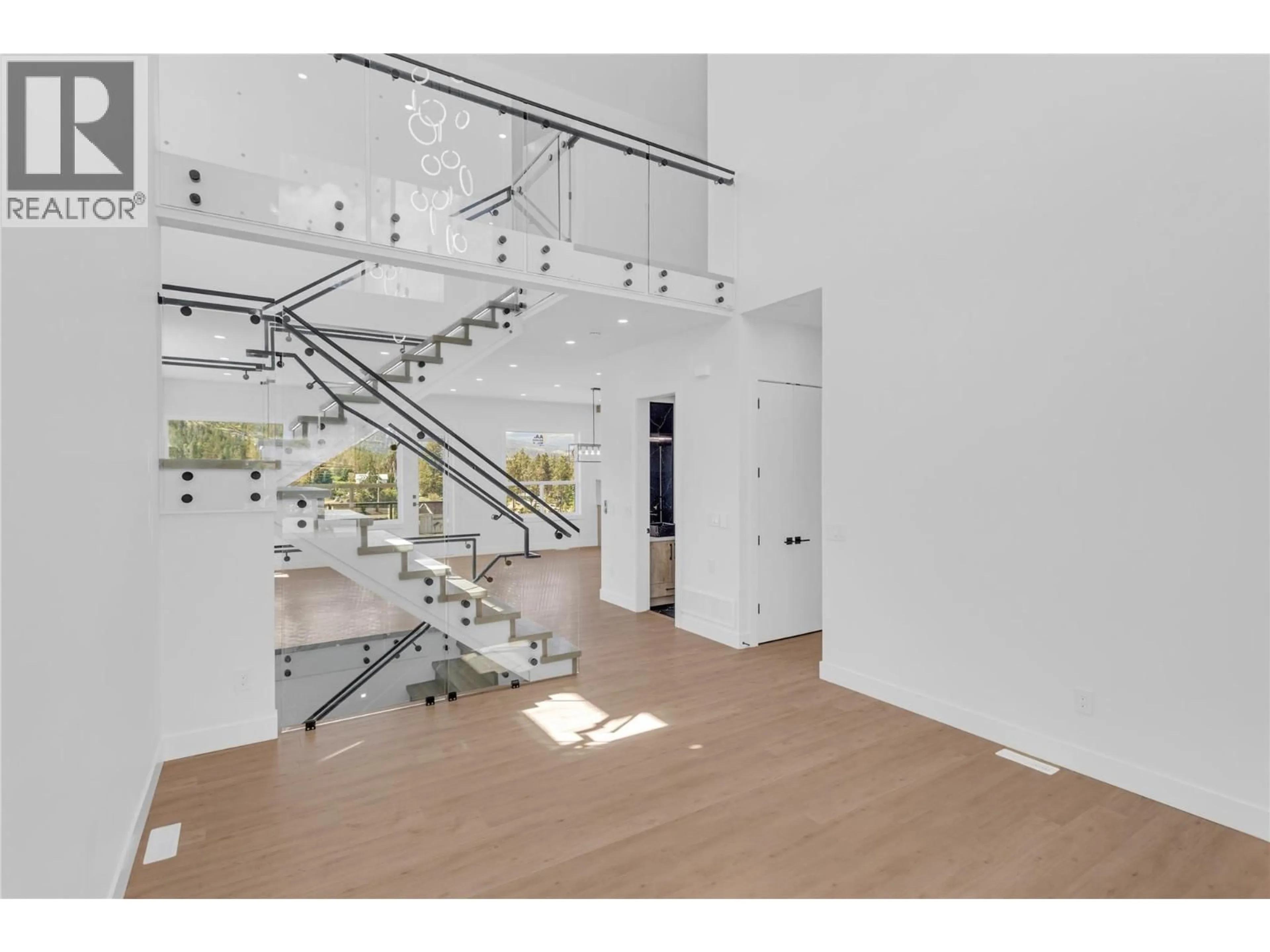 Indoor foyer for 1152 HUME AVENUE, Kelowna British Columbia V1P0A9