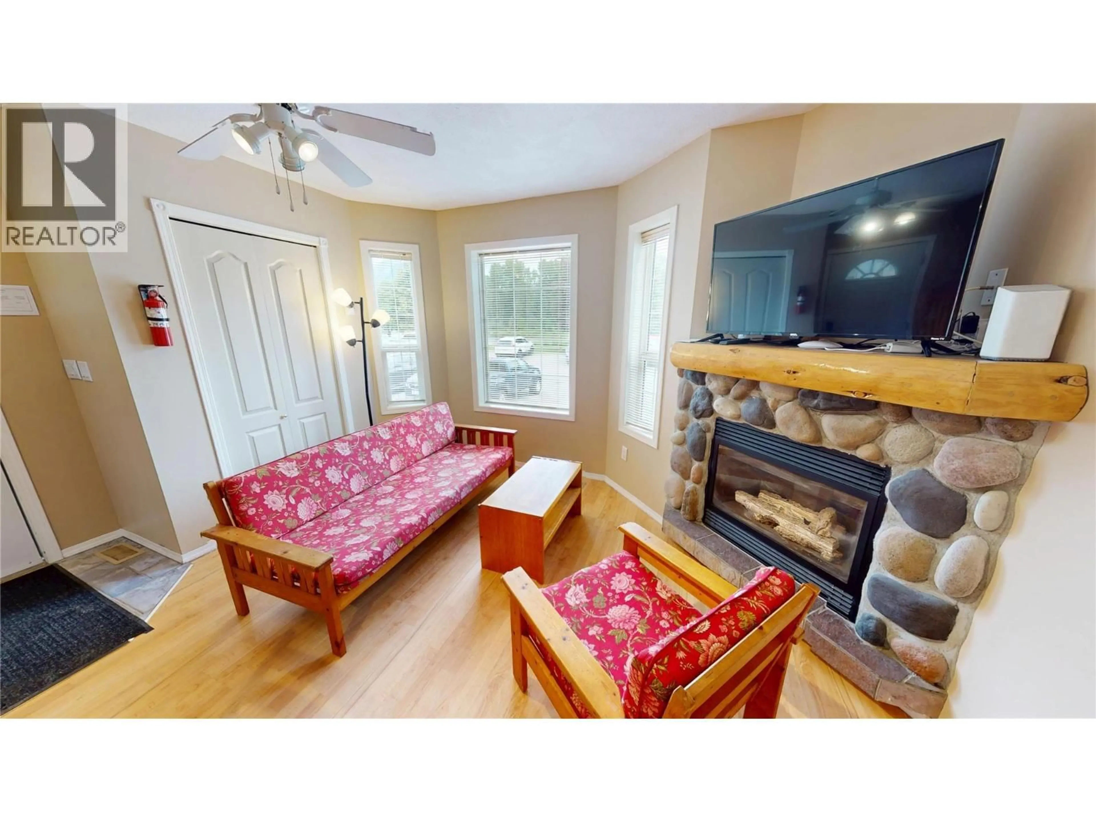 Living room with furniture, wood/laminate floor for 426 - 400 RIVERSIDE WAY, Fernie British Columbia V0B1M7