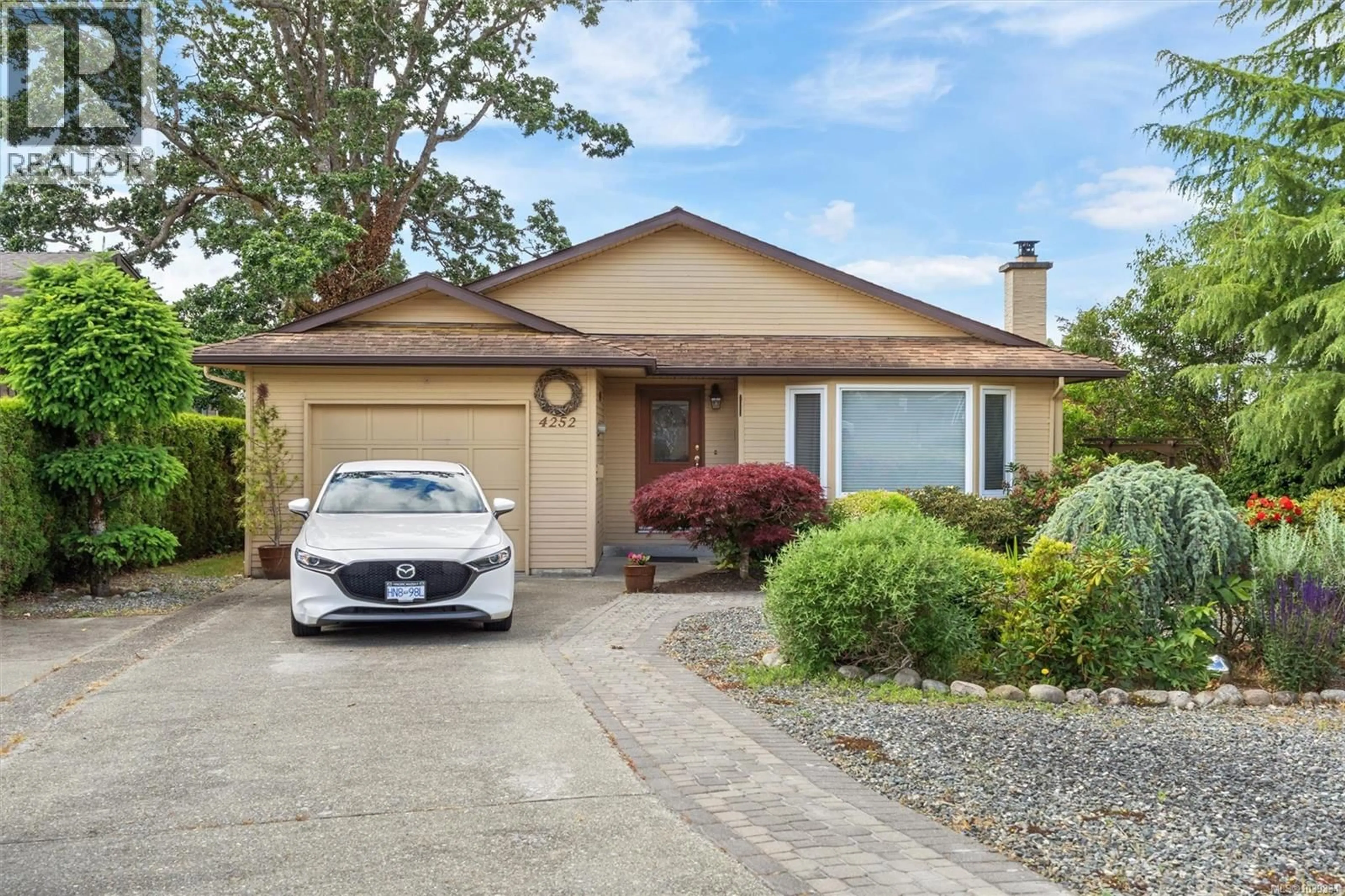 Home with vinyl exterior material, street for 4252 PANORAMA DRIVE, Saanich British Columbia V8X4X6