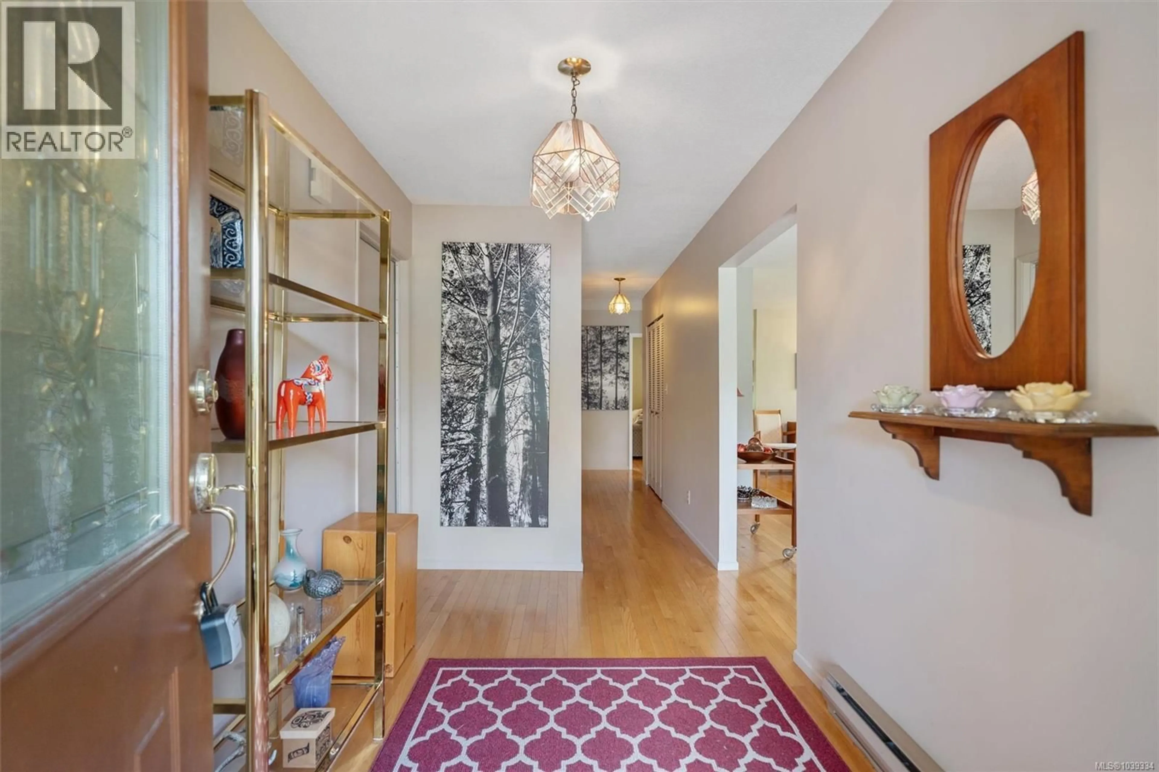 Indoor entryway for 4252 PANORAMA DRIVE, Saanich British Columbia V8X4X6
