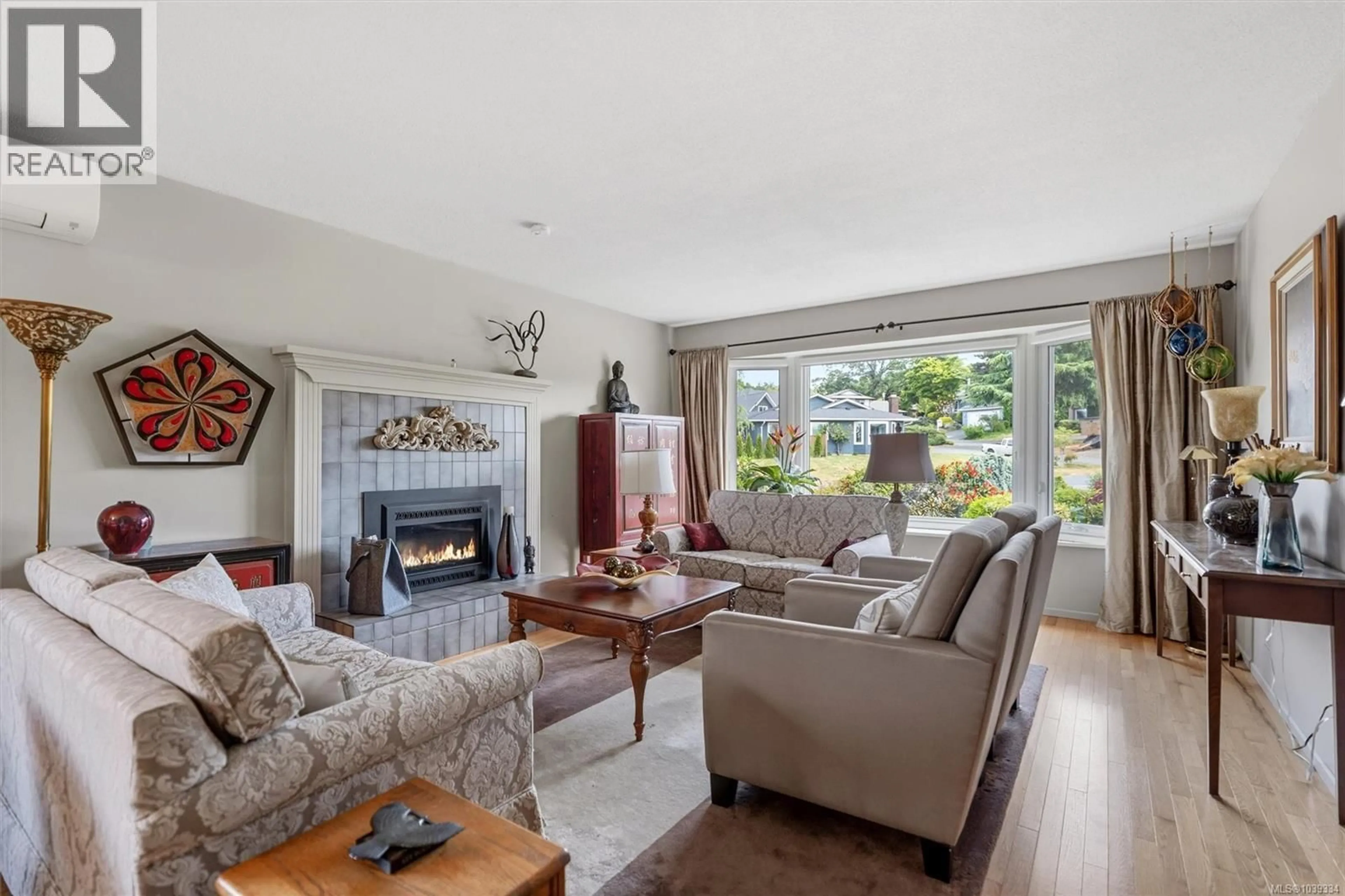 Living room with furniture, unknown for 4252 PANORAMA DRIVE, Saanich British Columbia V8X4X6