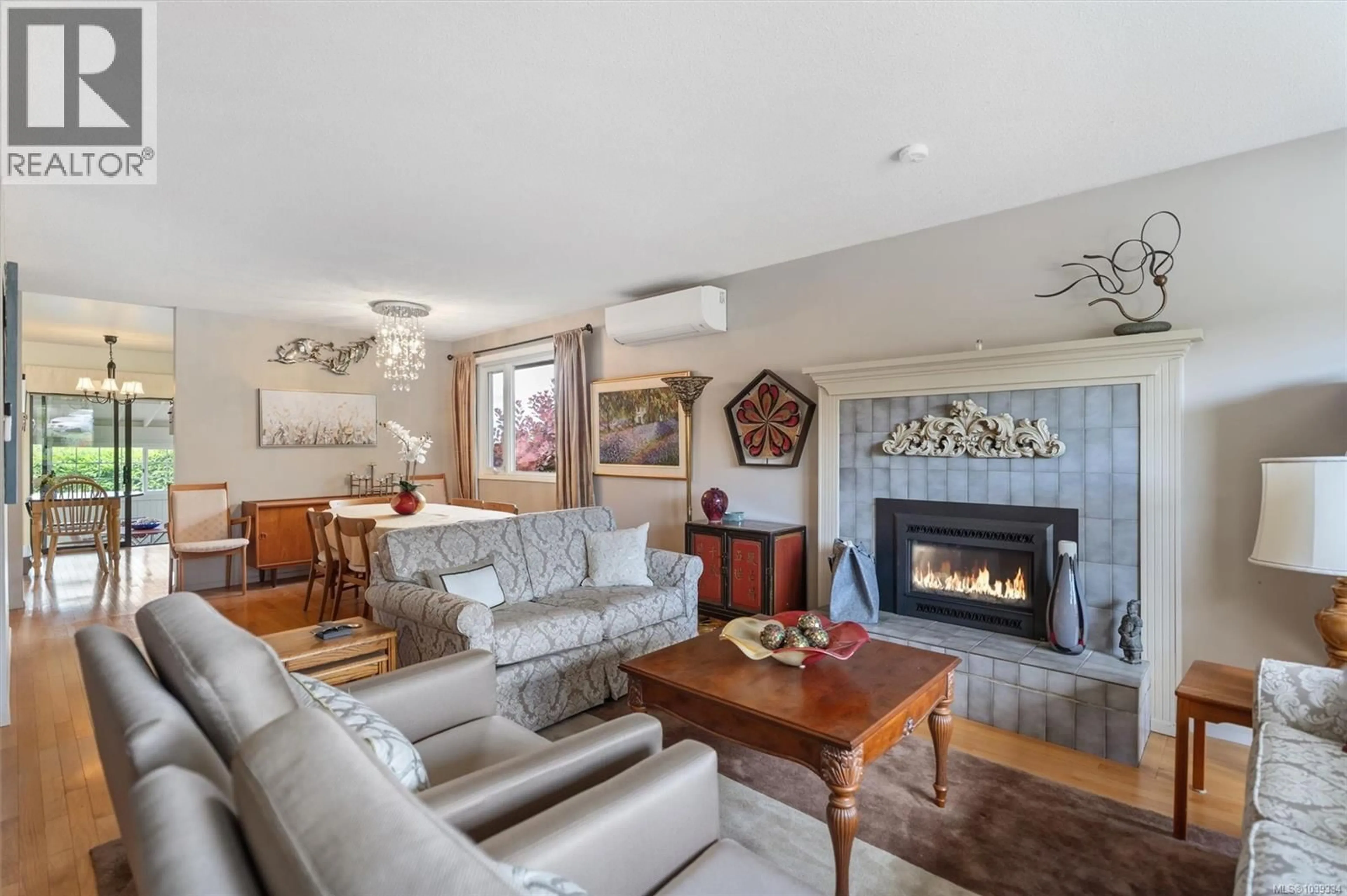 Living room with furniture, unknown for 4252 PANORAMA DRIVE, Saanich British Columbia V8X4X6