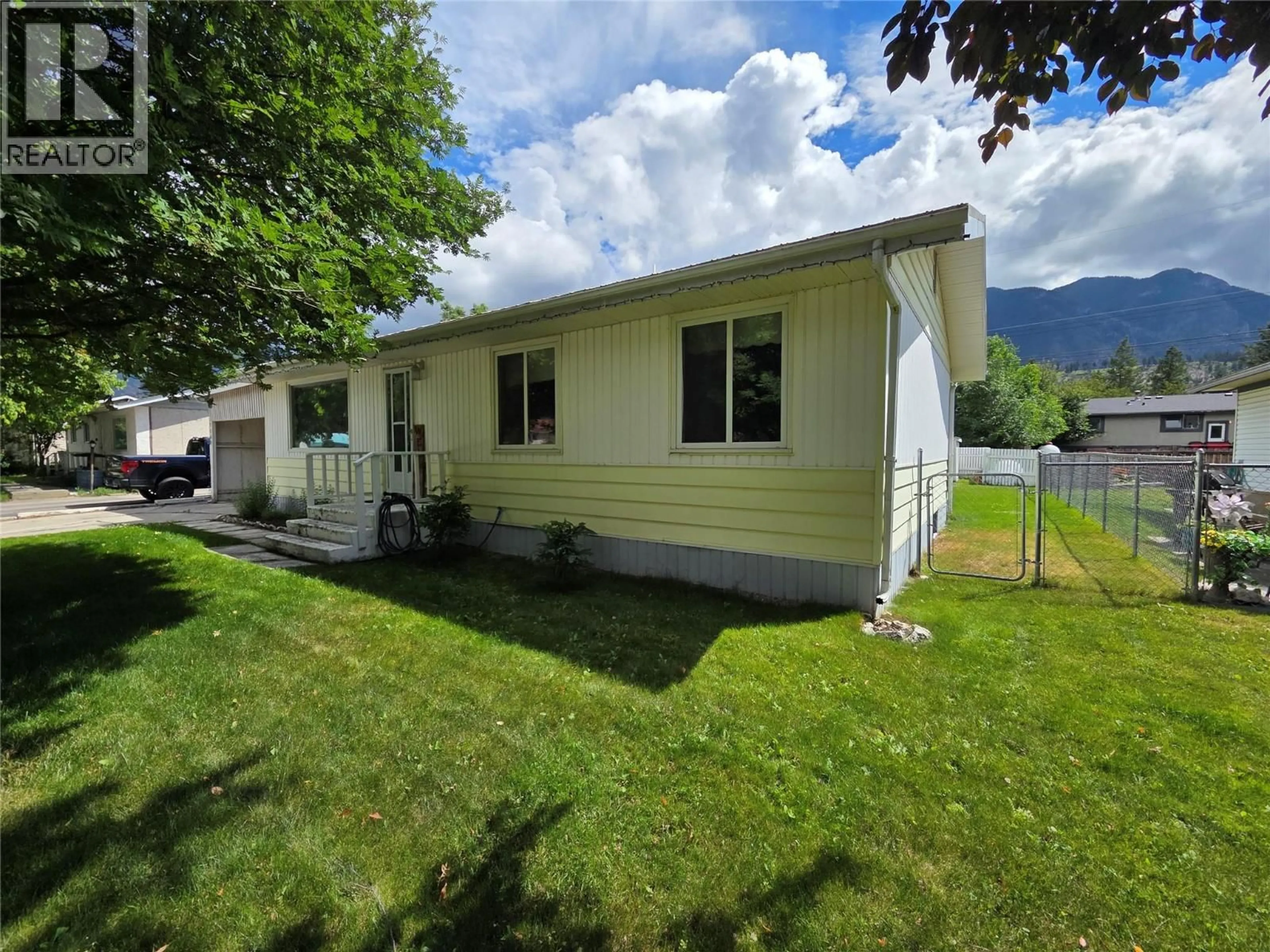 Home with vinyl exterior material, mountain view for 7508 JACKSON AVENUE, Radium Hot Springs British Columbia V0A1M0