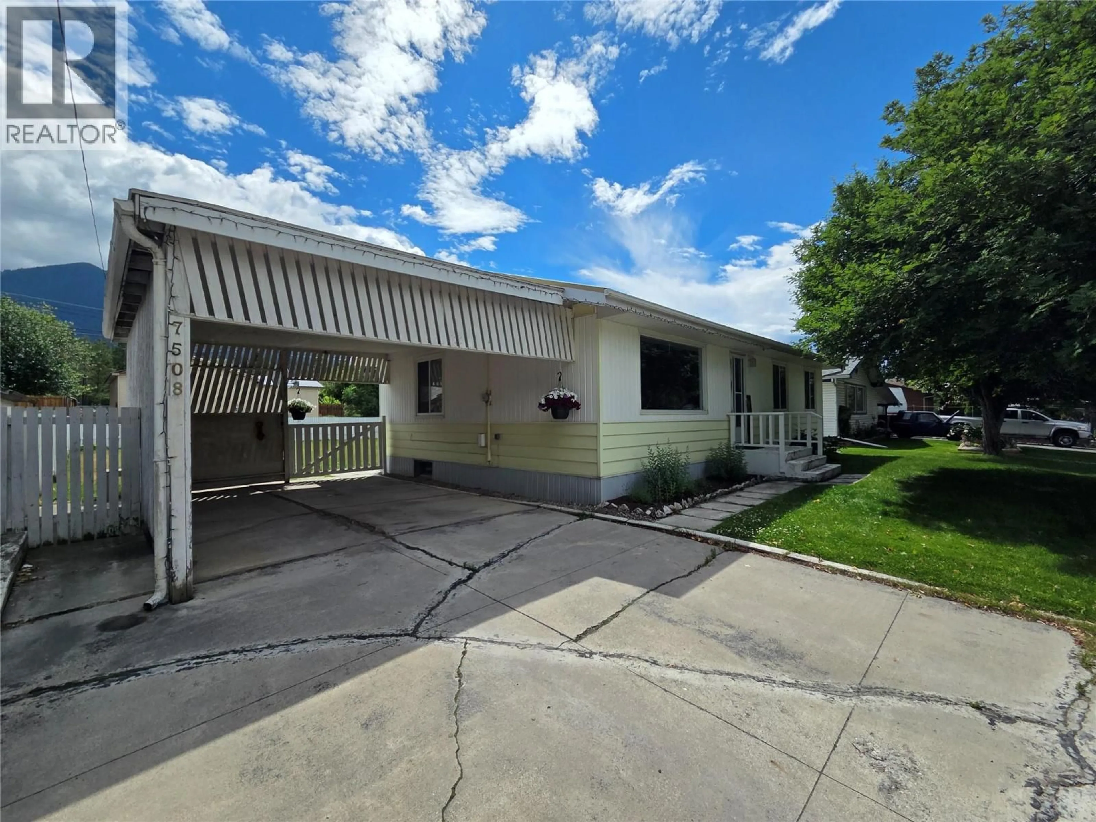 Home with vinyl exterior material, street for 7508 JACKSON AVENUE, Radium Hot Springs British Columbia V0A1M0