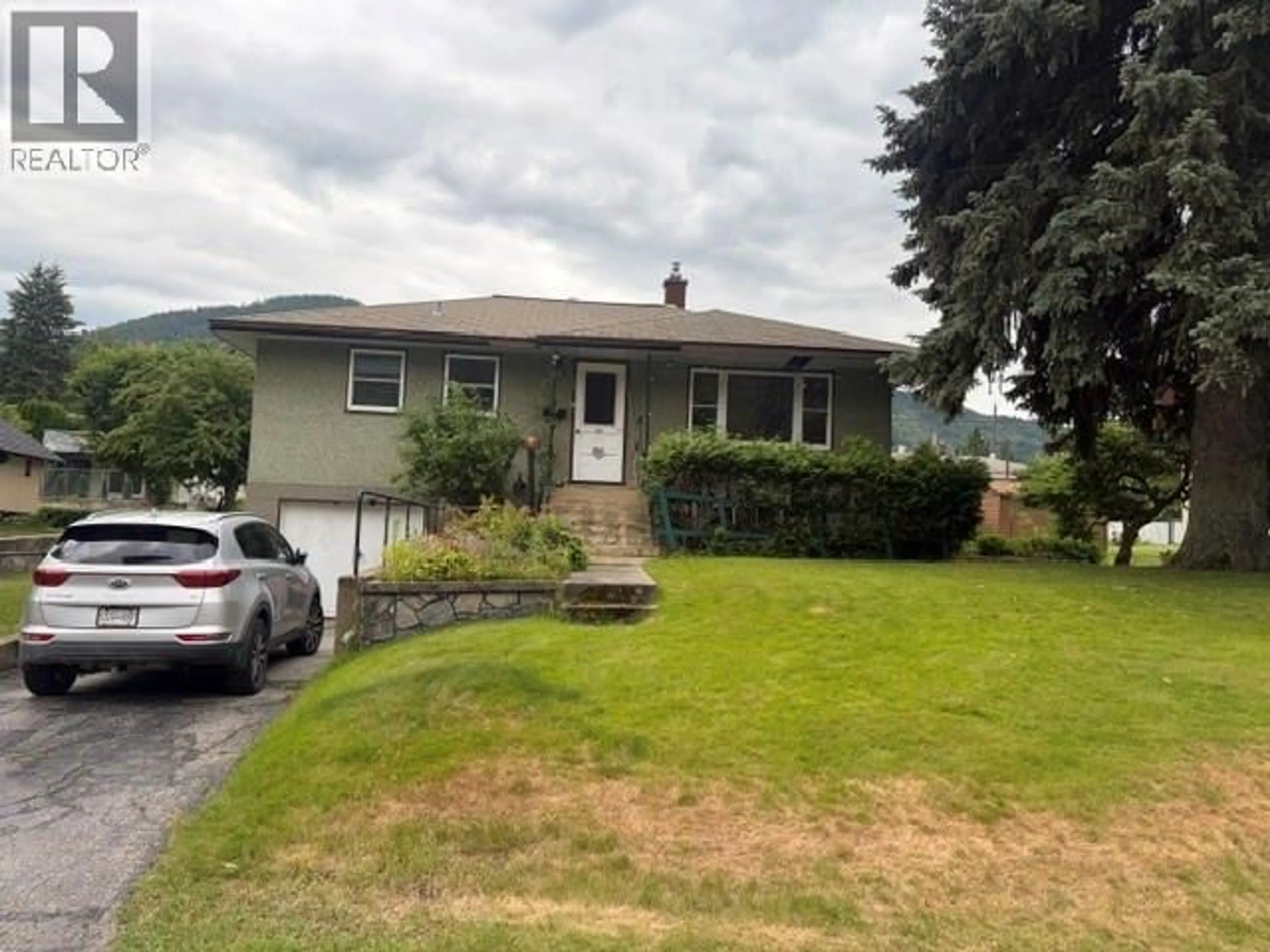A pic from outside/outdoor area/front of a property/back of a property/a pic from drone, street for 355 9TH AVENUE, Montrose British Columbia V0G1P0