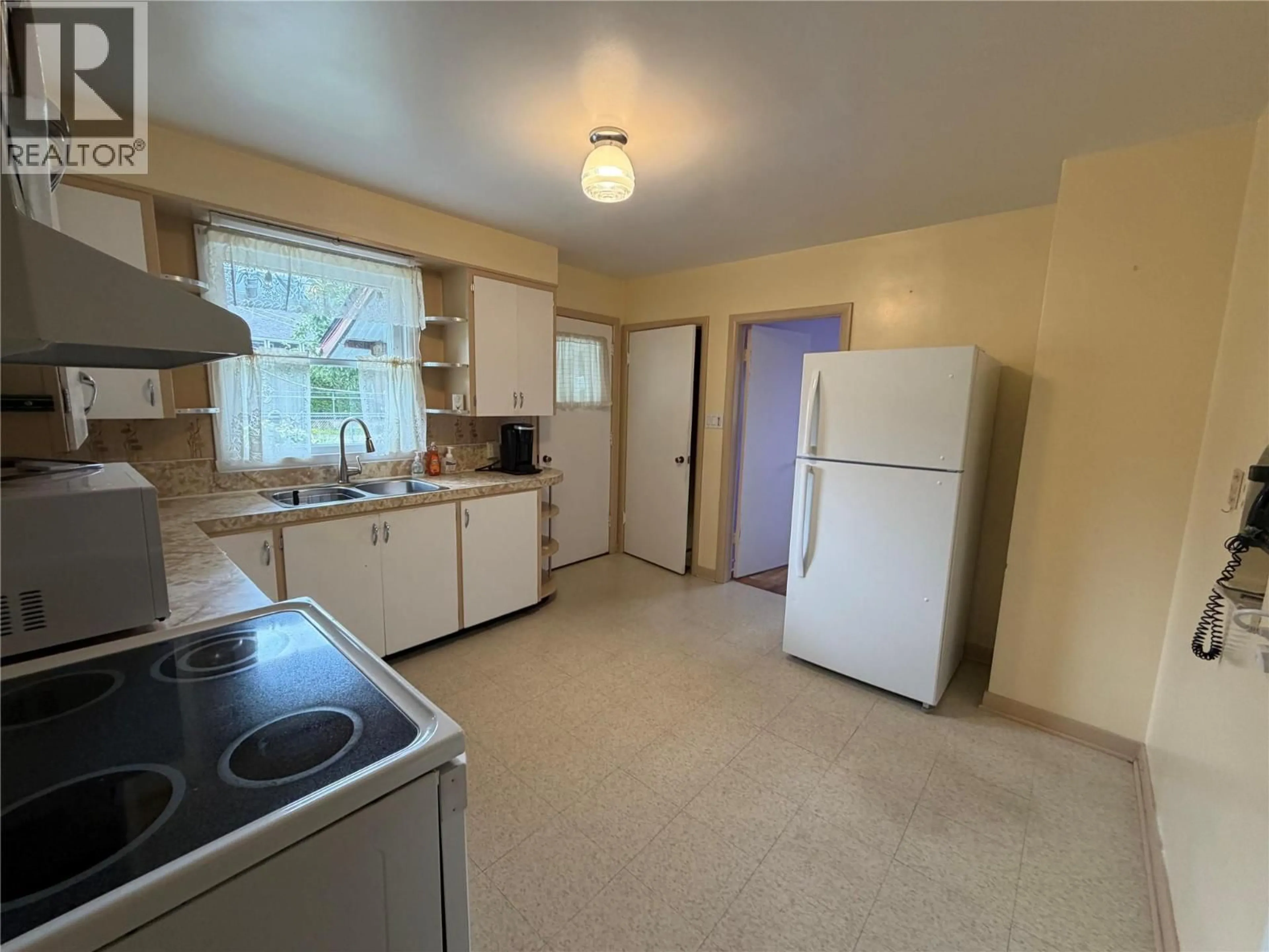 Standard kitchen, unknown for 355 9TH AVENUE, Montrose British Columbia V0G1P0