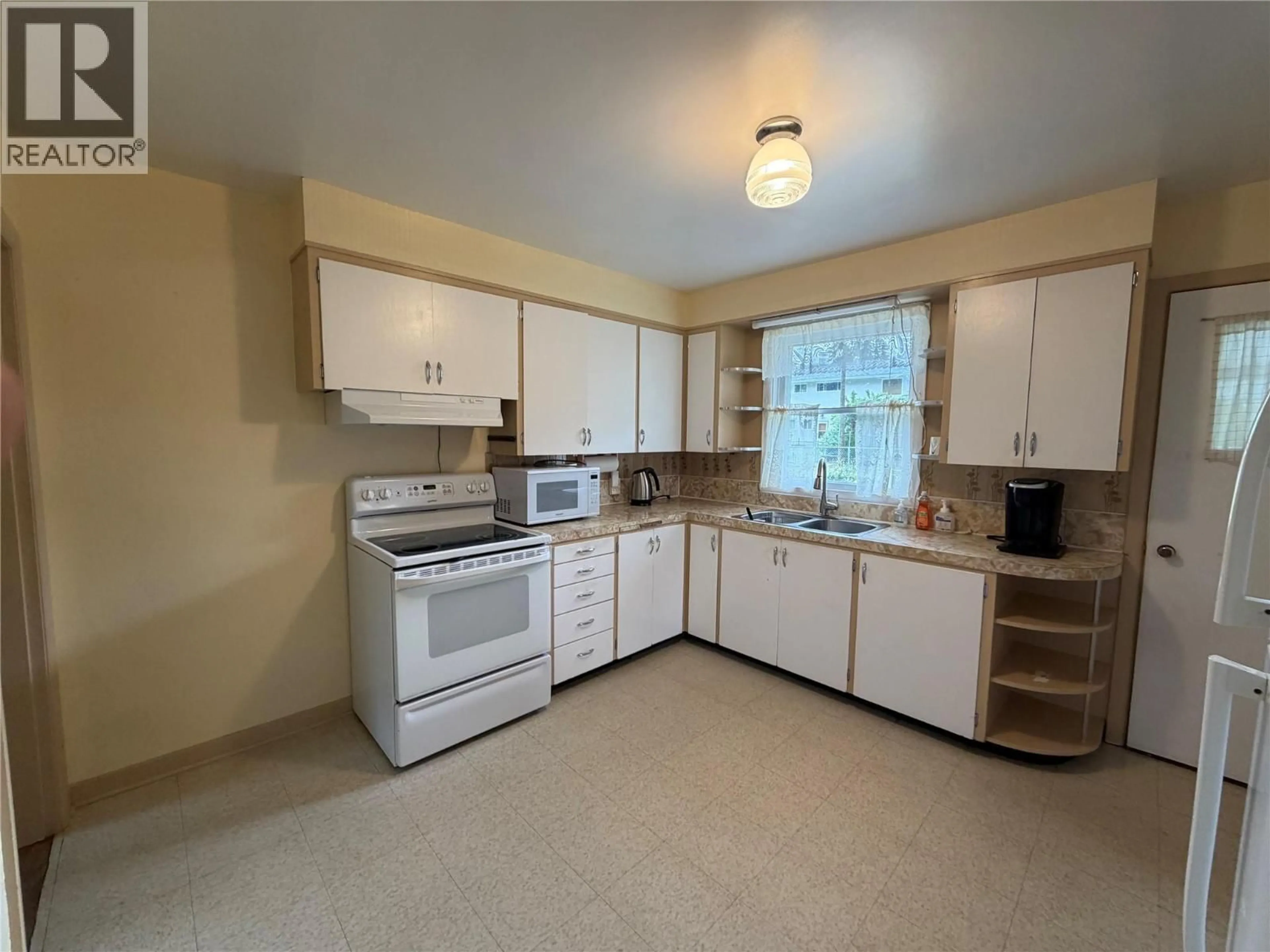 Standard kitchen, ceramic/tile floor for 355 9TH AVENUE, Montrose British Columbia V0G1P0