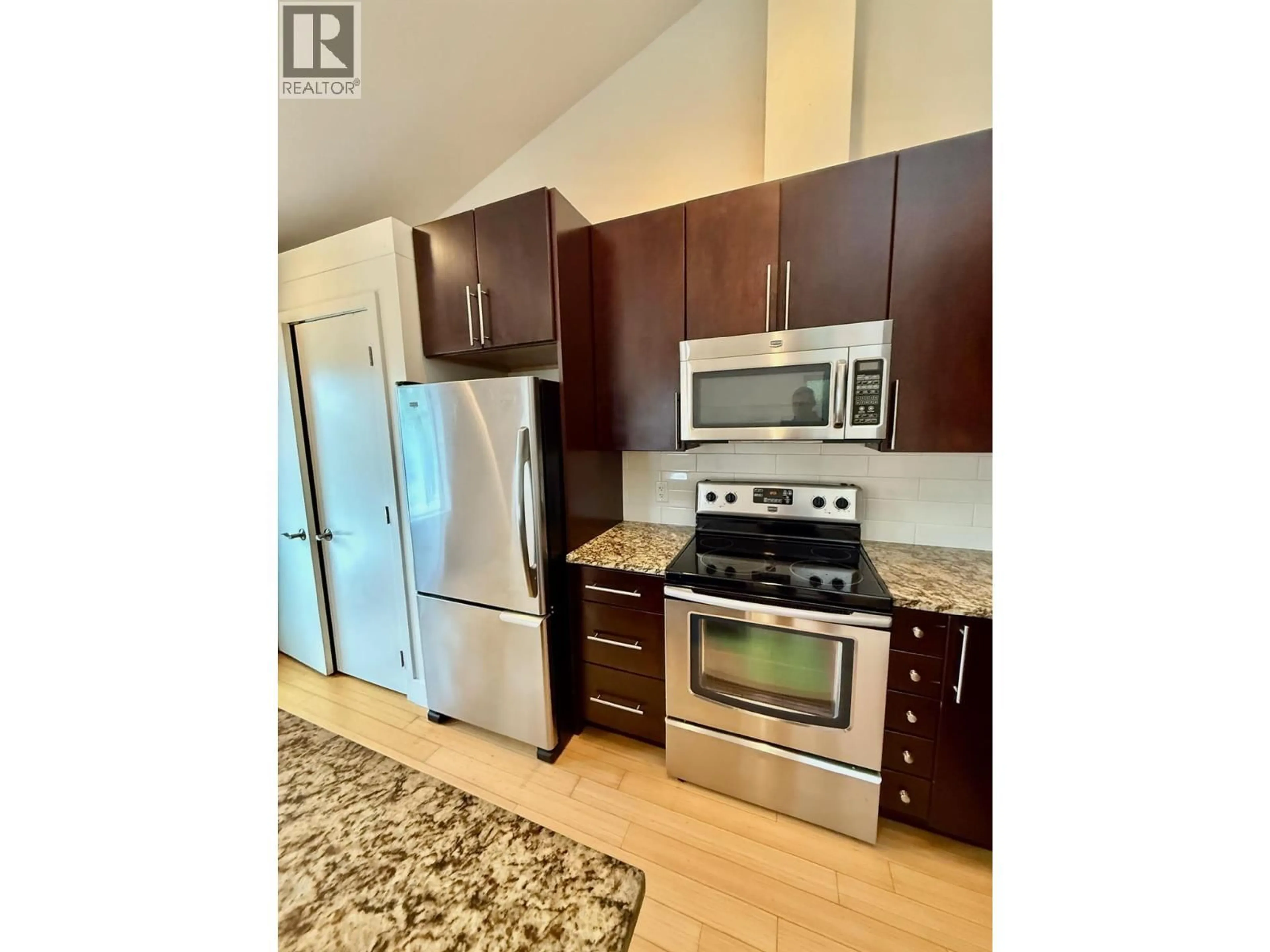 Open concept kitchen, wood/laminate floor for 8 - 702 FOURTH STREET, Nelson British Columbia V1L2S8