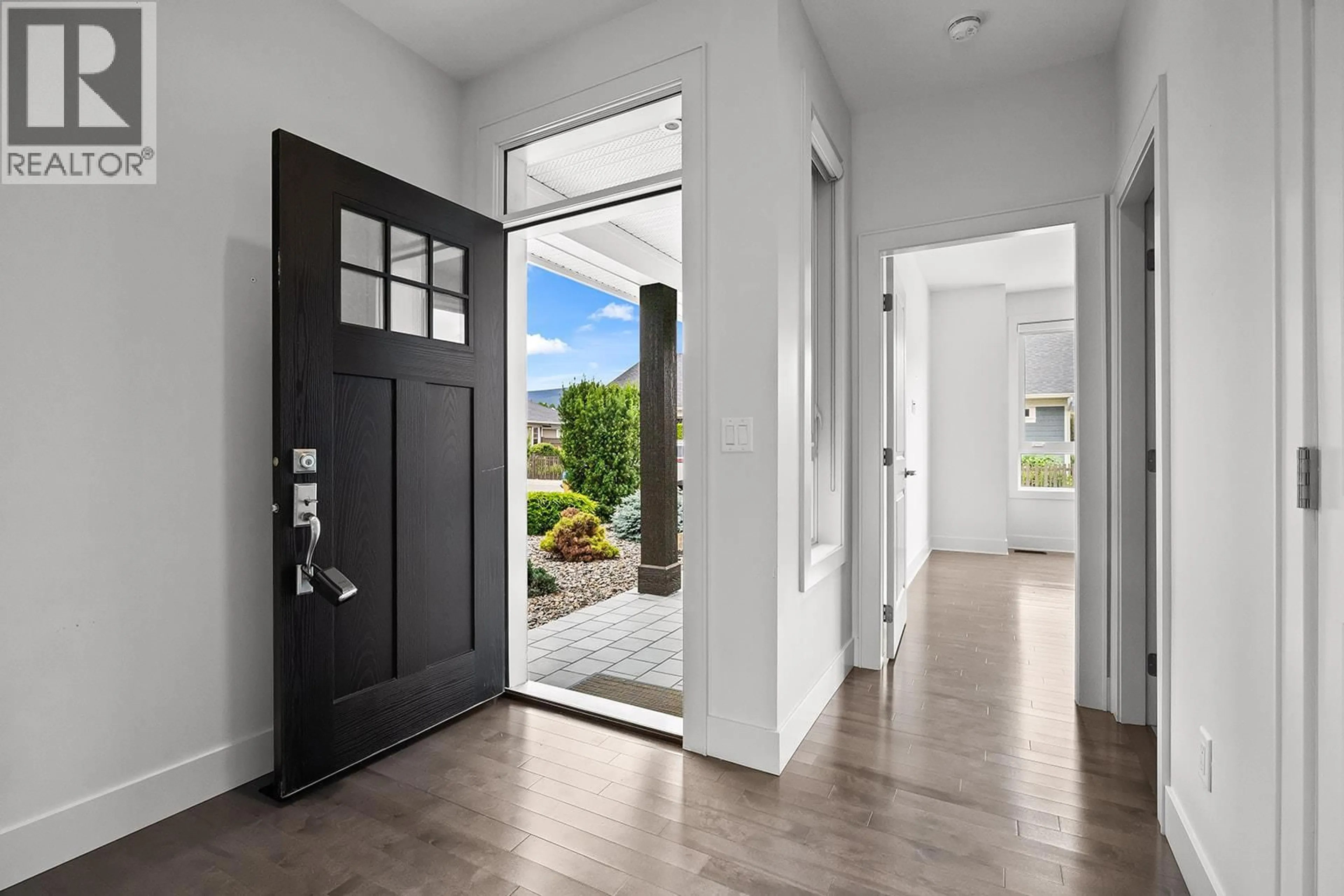 Indoor entryway for 34 - 1960 KLO ROAD, Kelowna British Columbia V1W5L2