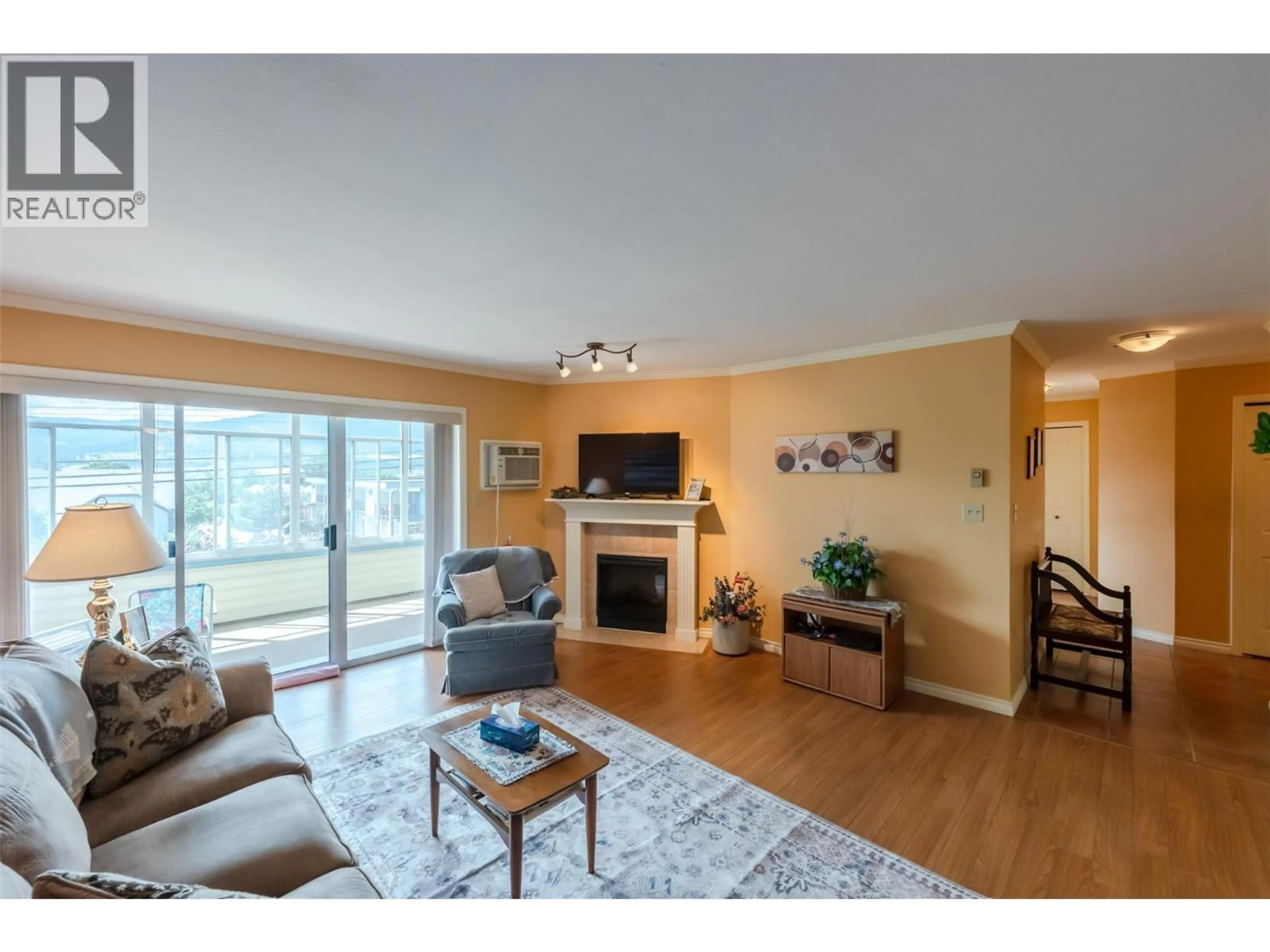 Living room with furniture, wood/laminate floor for 203 - 965 KING STREET, Penticton British Columbia V2A8J4