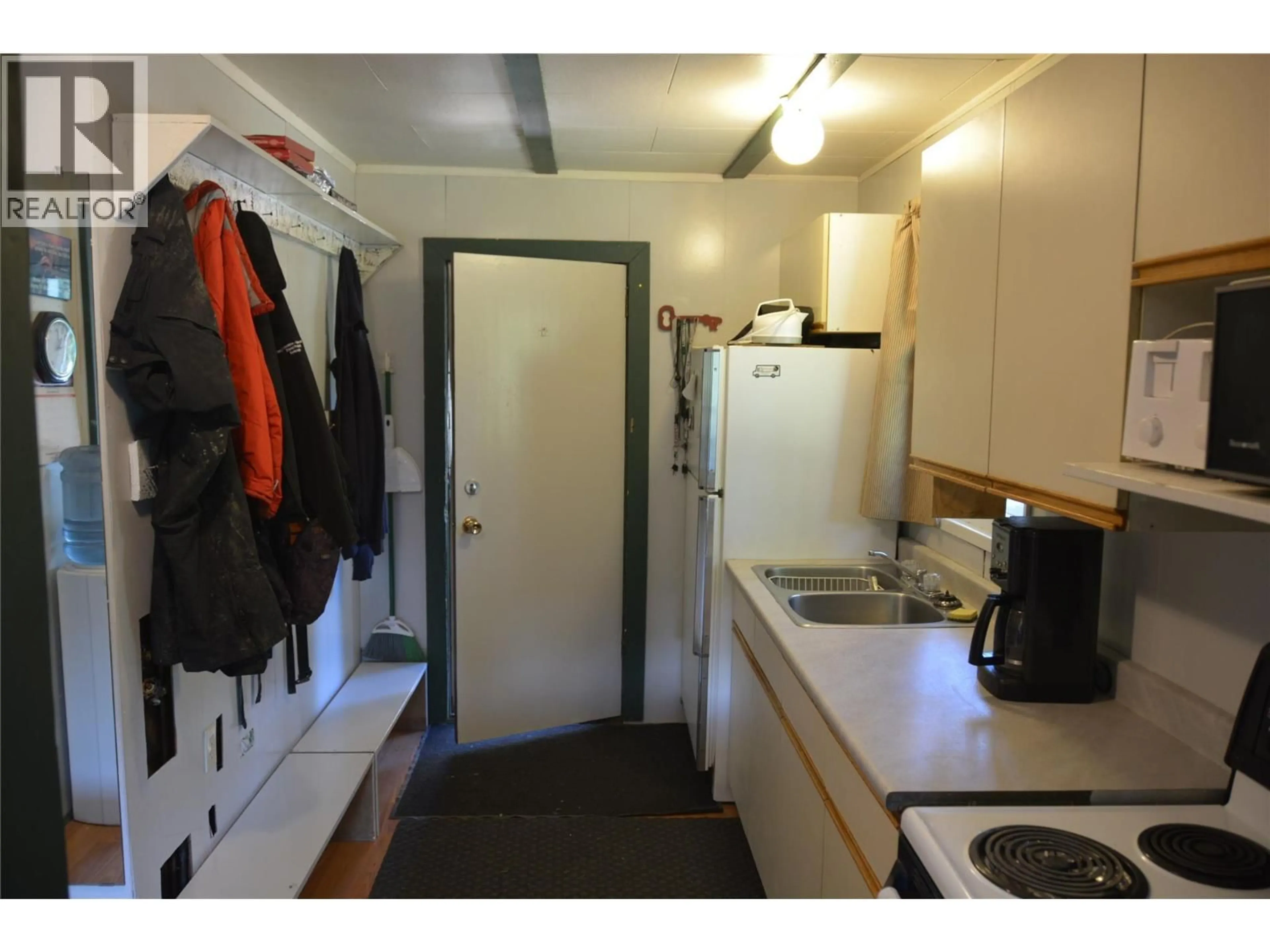 Standard kitchen, unknown for 9019 DOYLE ROAD, Kamloops British Columbia V0E1Z1