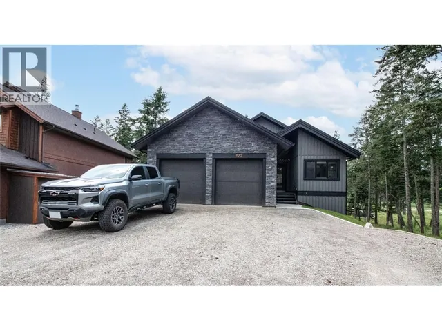 2552 SANDSTONE MEWS, Invermere 2