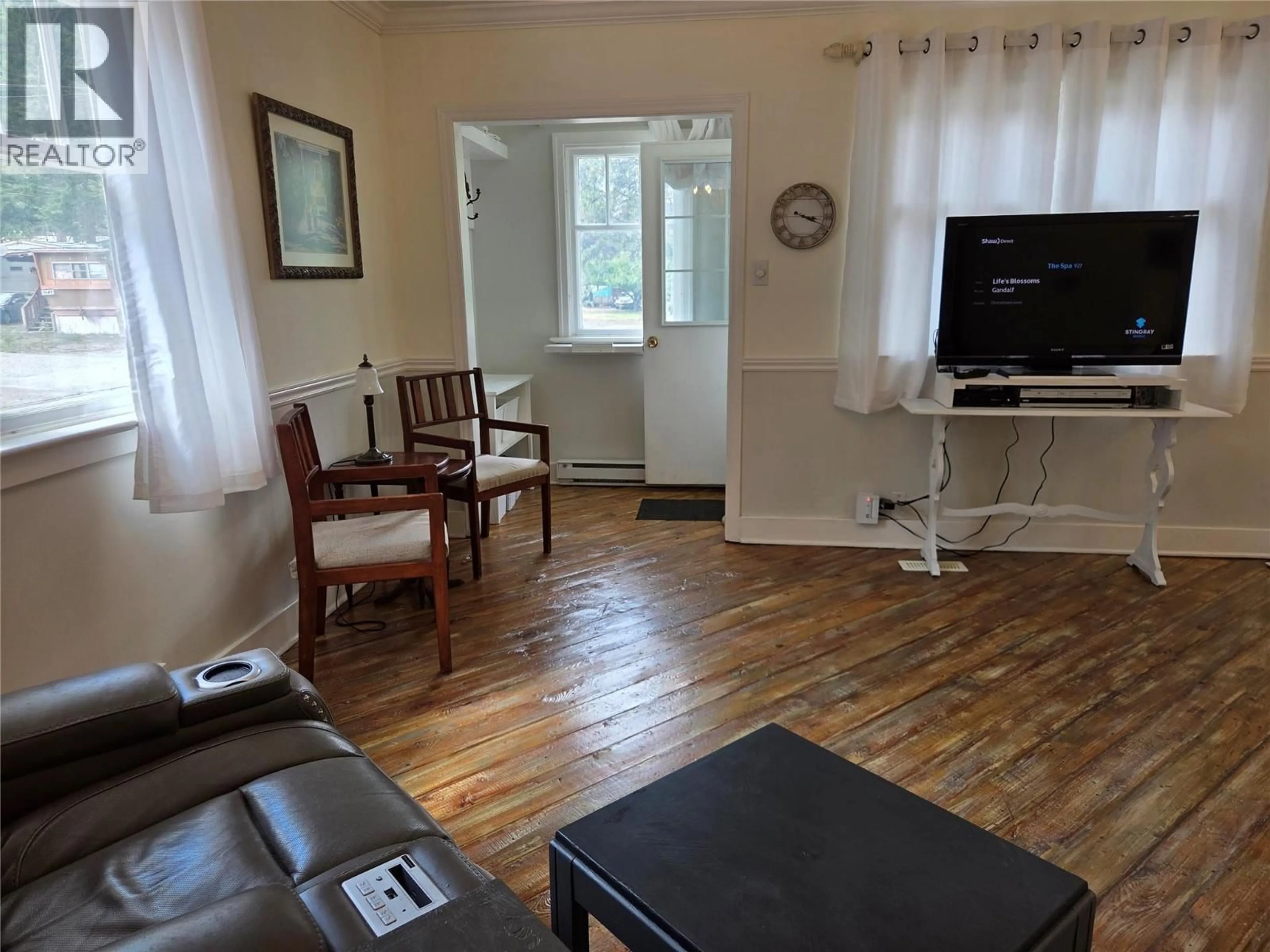Living room with furniture, wood/laminate floor for 2633 9TH STREET, Olalla British Columbia V0X1N6