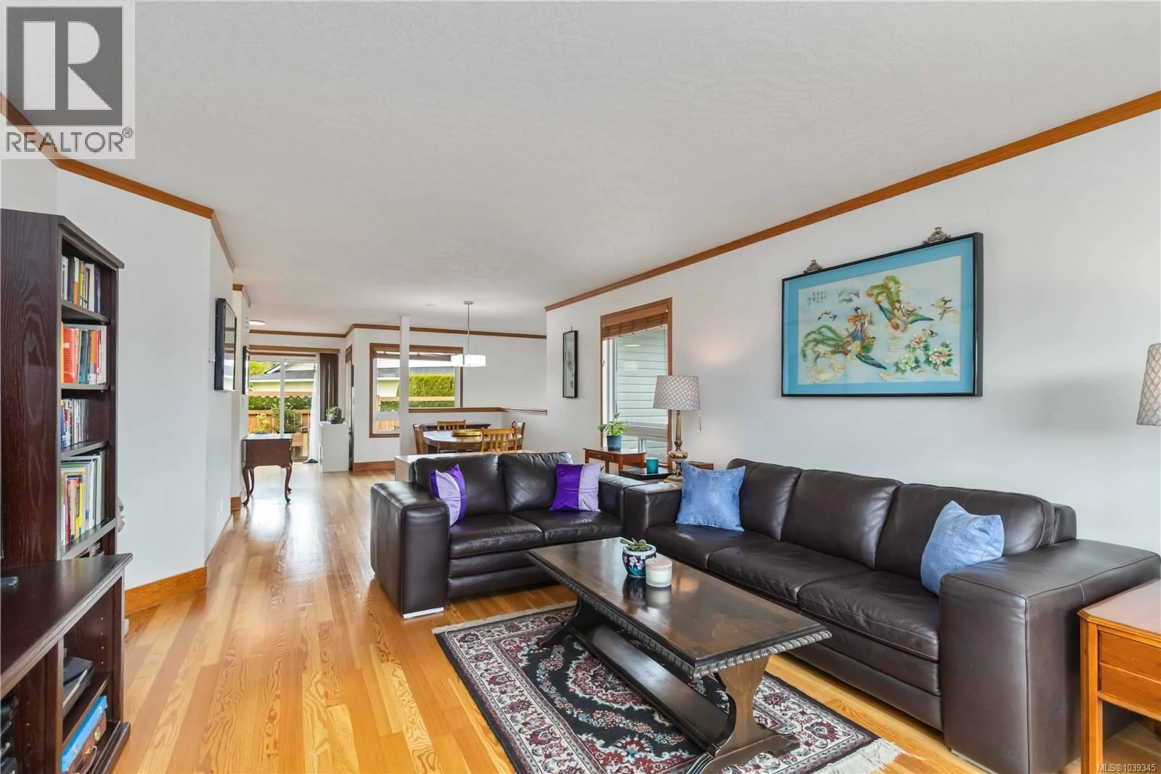 Living room with furniture, wood/laminate floor for 28 - 4125 INTERURBAN ROAD, Saanich British Columbia V8Z4W8