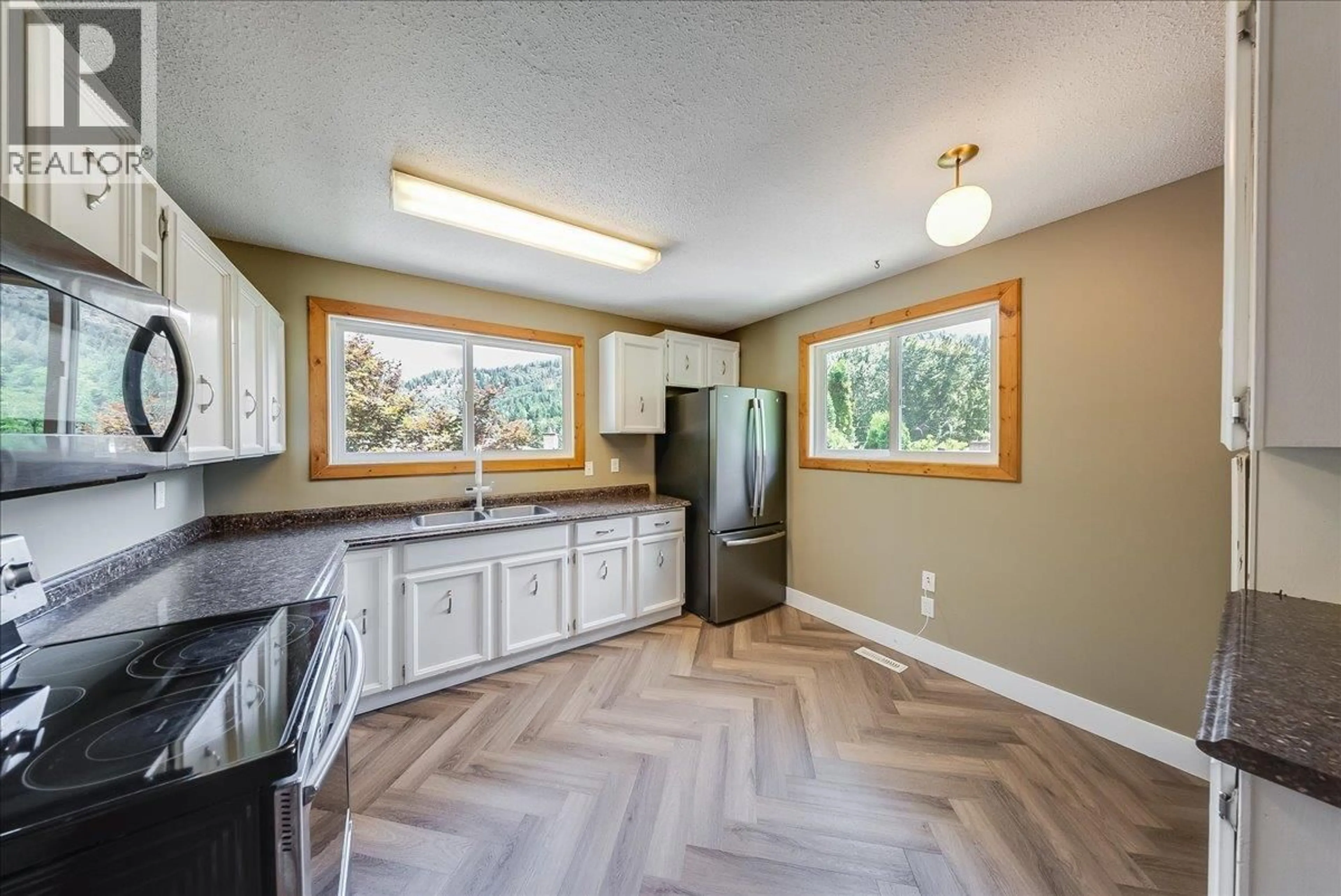 Open concept kitchen, unknown for 222 WOLFE DRIVE, Warfield British Columbia V1R4M2
