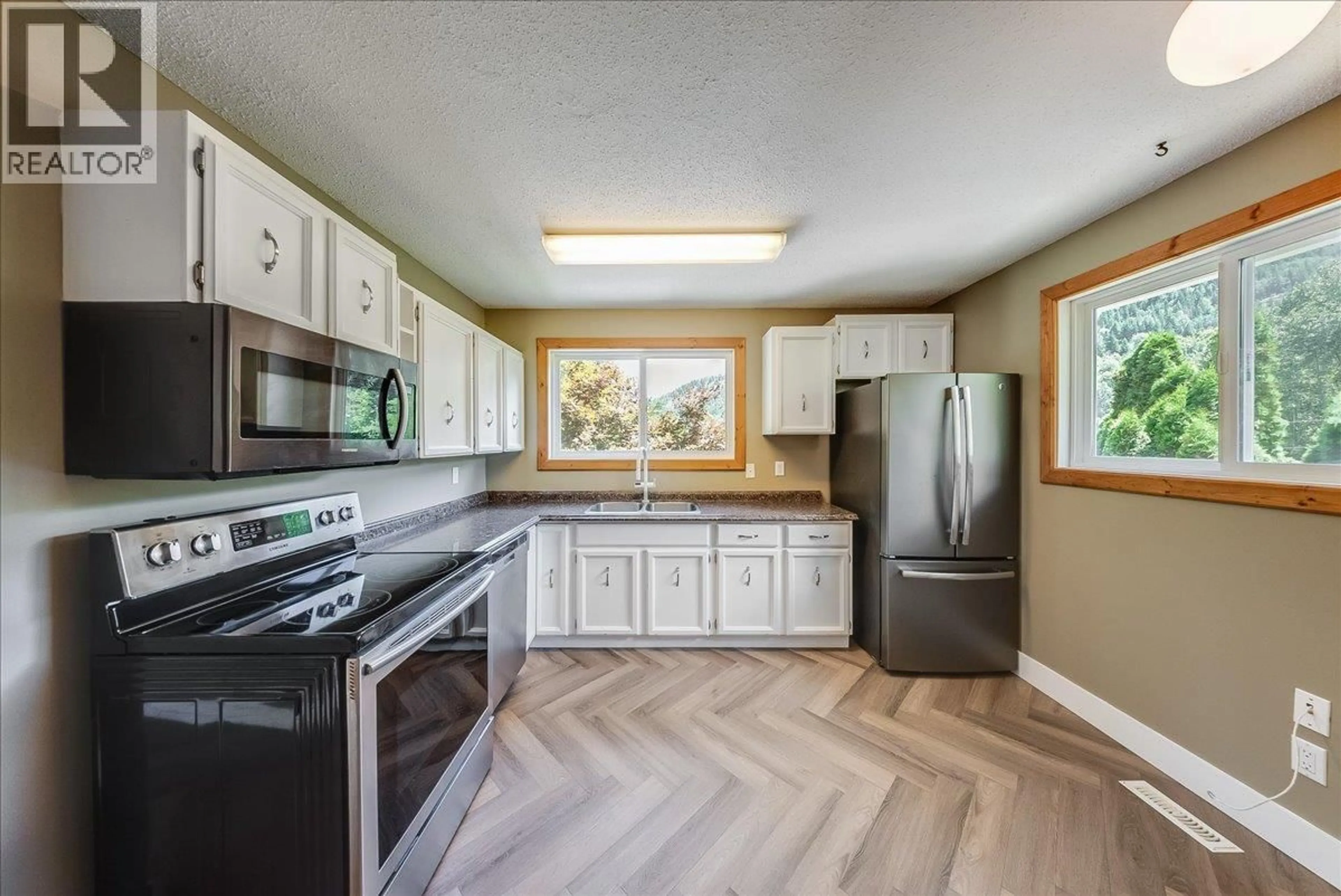 Standard kitchen, ceramic/tile floor for 222 WOLFE DRIVE, Warfield British Columbia V1R4M2