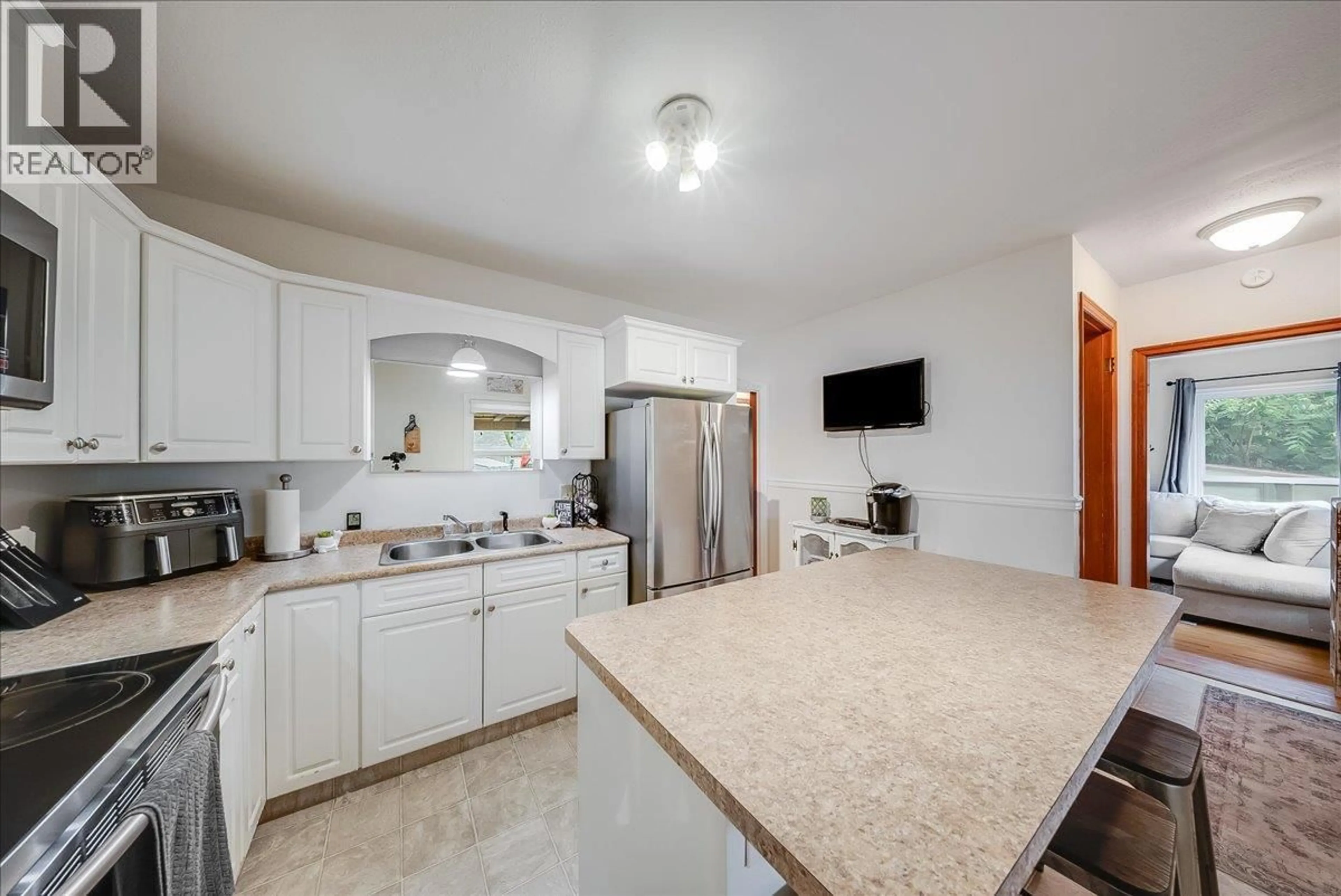 Standard kitchen, ceramic/tile floor for 2250 EIGHTH AVENUE, Trail British Columbia V1R3E3