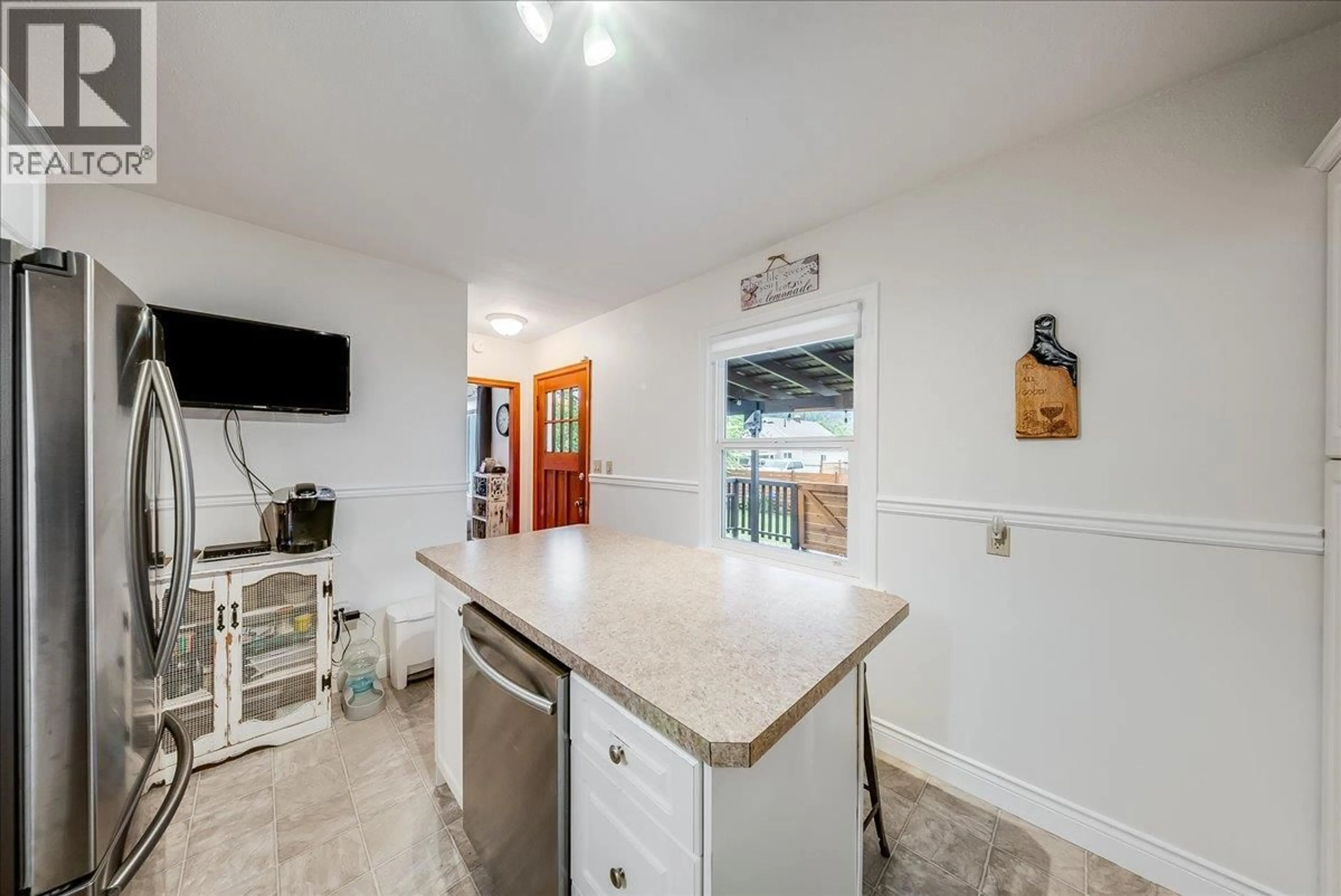 Open concept kitchen, unknown for 2250 EIGHTH AVENUE, Trail British Columbia V1R3E3