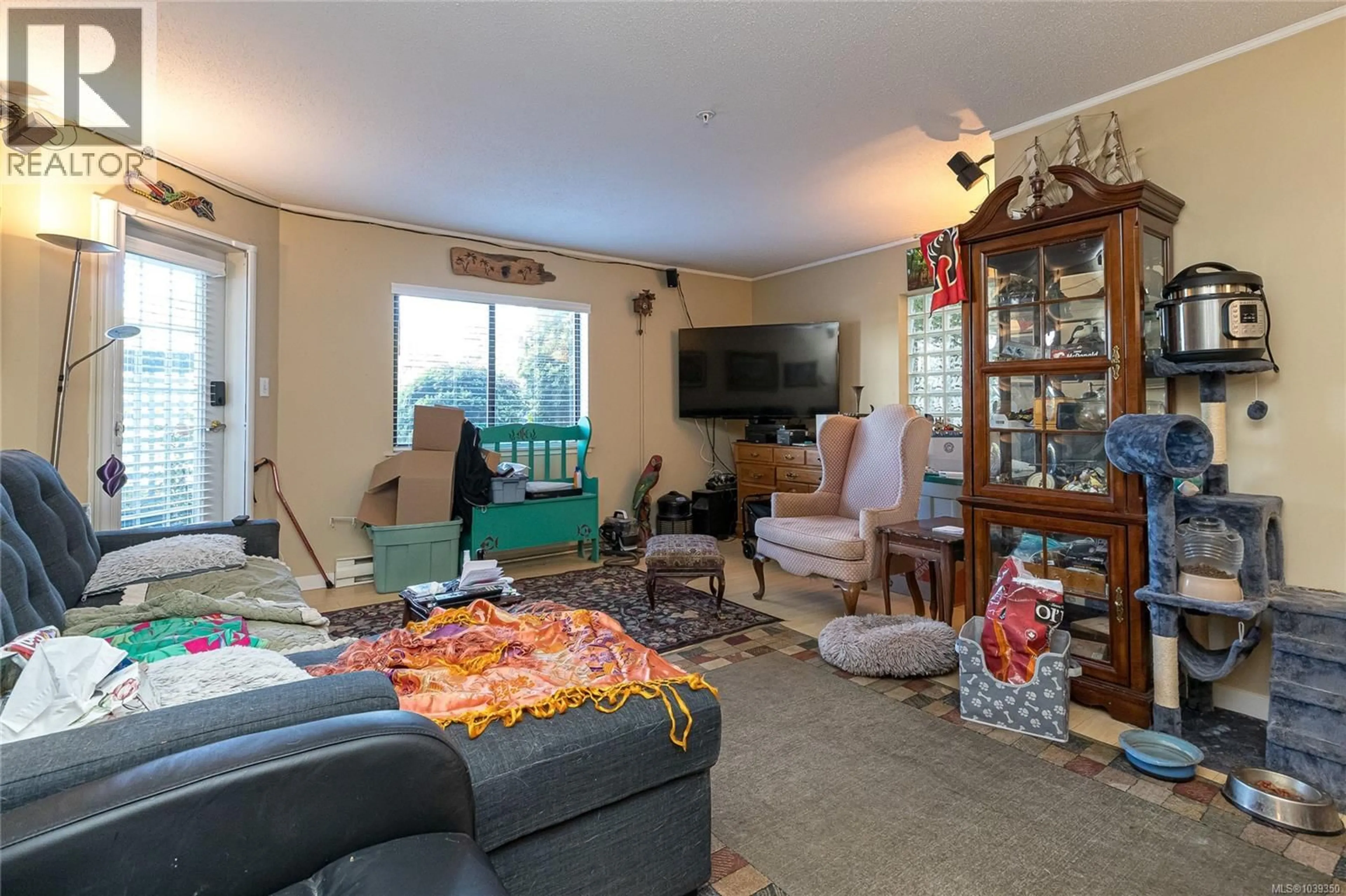 Living room with furniture, unknown for 102 - 651 JOLLY PLACE, Saanich British Columbia V8Z6R9