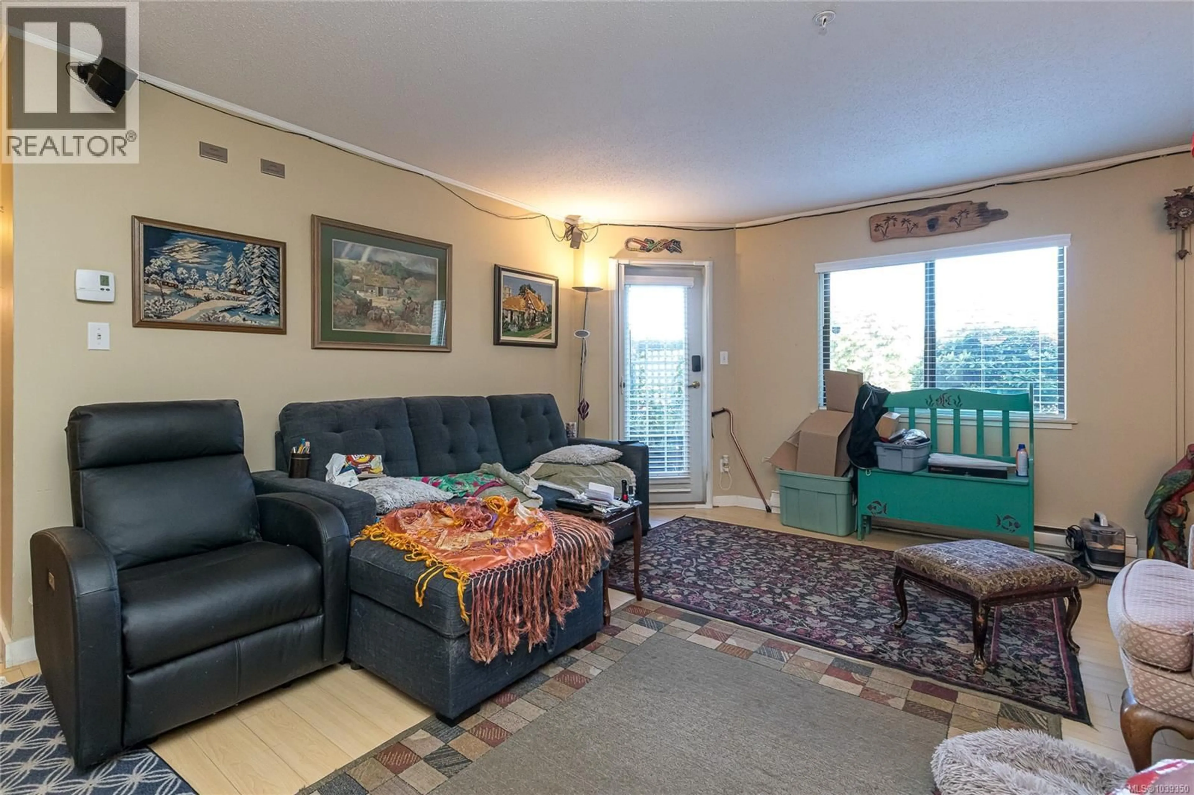 Living room with furniture, carpet floor for 102 - 651 JOLLY PLACE, Saanich British Columbia V8Z6R9