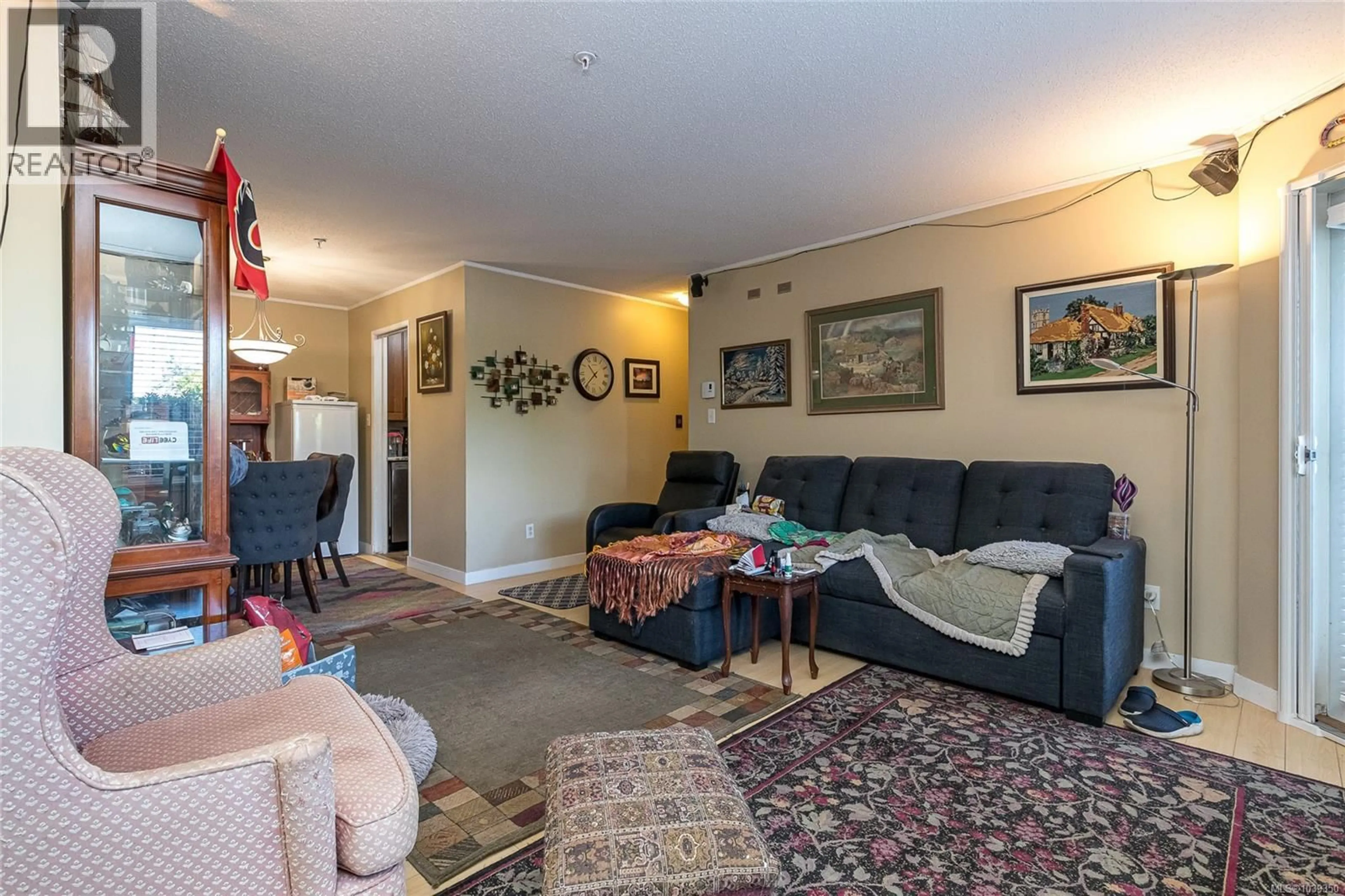Living room with furniture, unknown for 102 - 651 JOLLY PLACE, Saanich British Columbia V8Z6R9