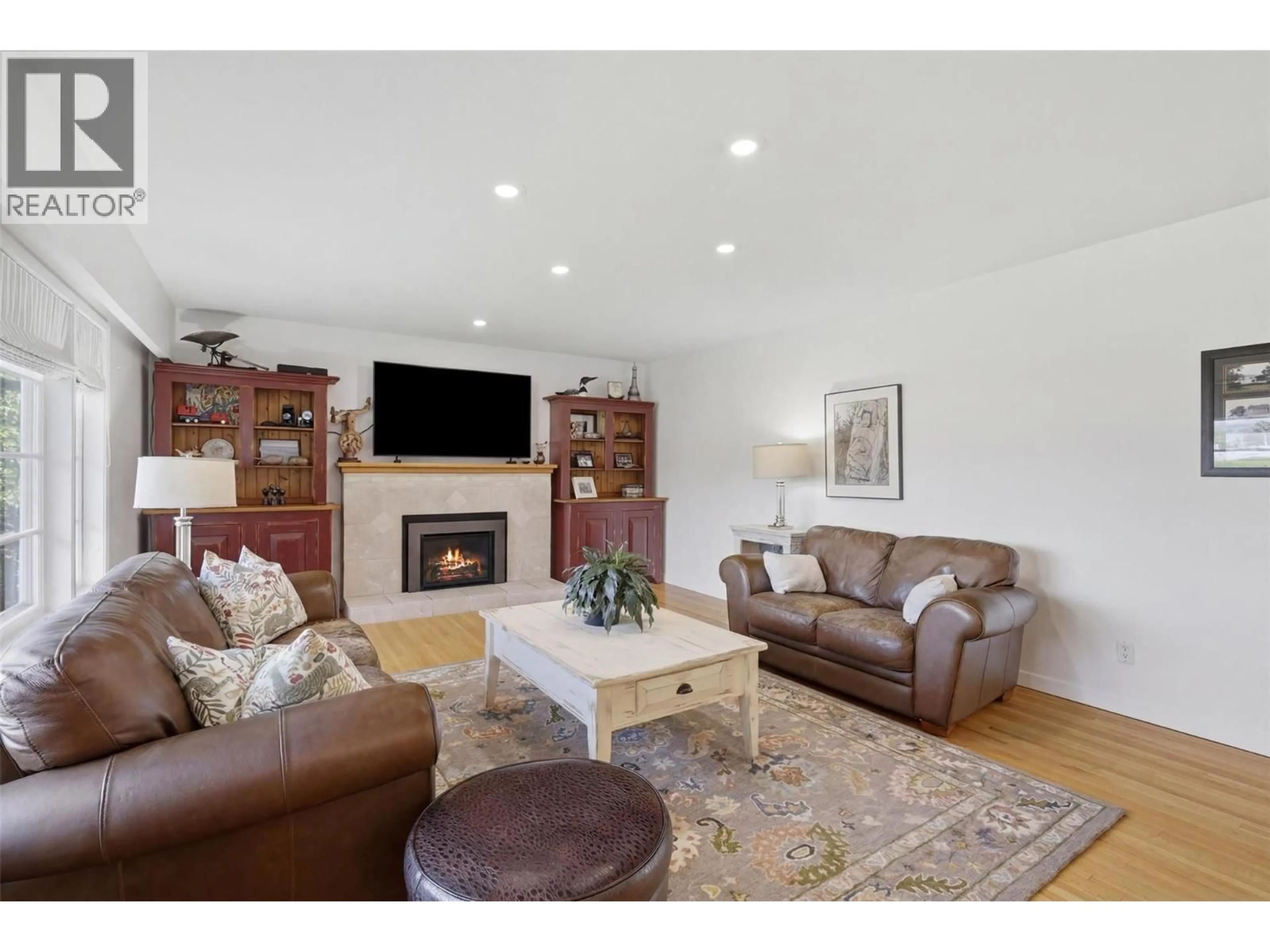 Living room with furniture, wood/laminate floor for 1829 ORCHARD DRIVE, Kamloops British Columbia V2C4G9