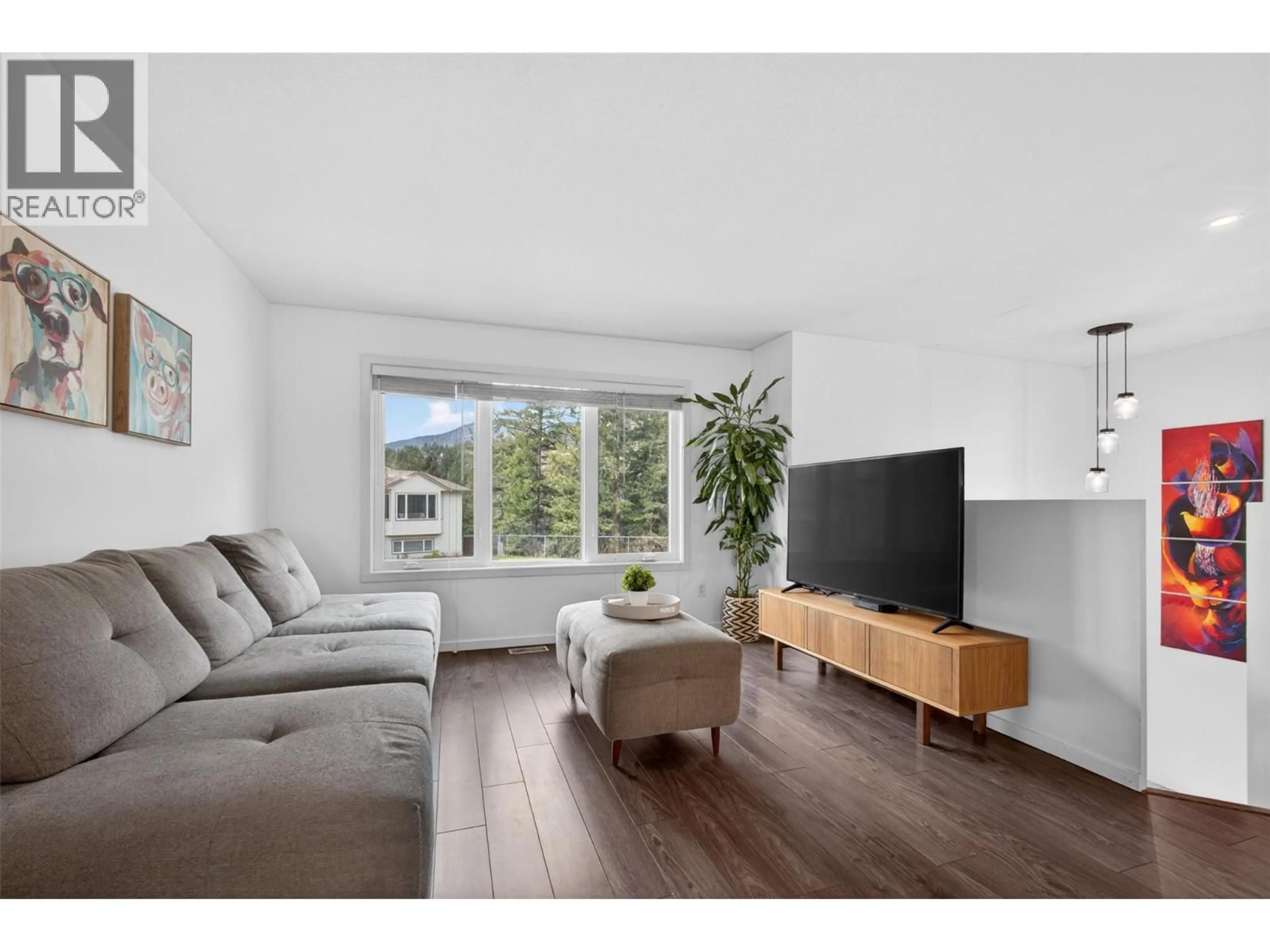 Living room with furniture, wood/laminate floor for 35 - 2210 HORIZON DRIVE, West Kelowna British Columbia V1Z3L4
