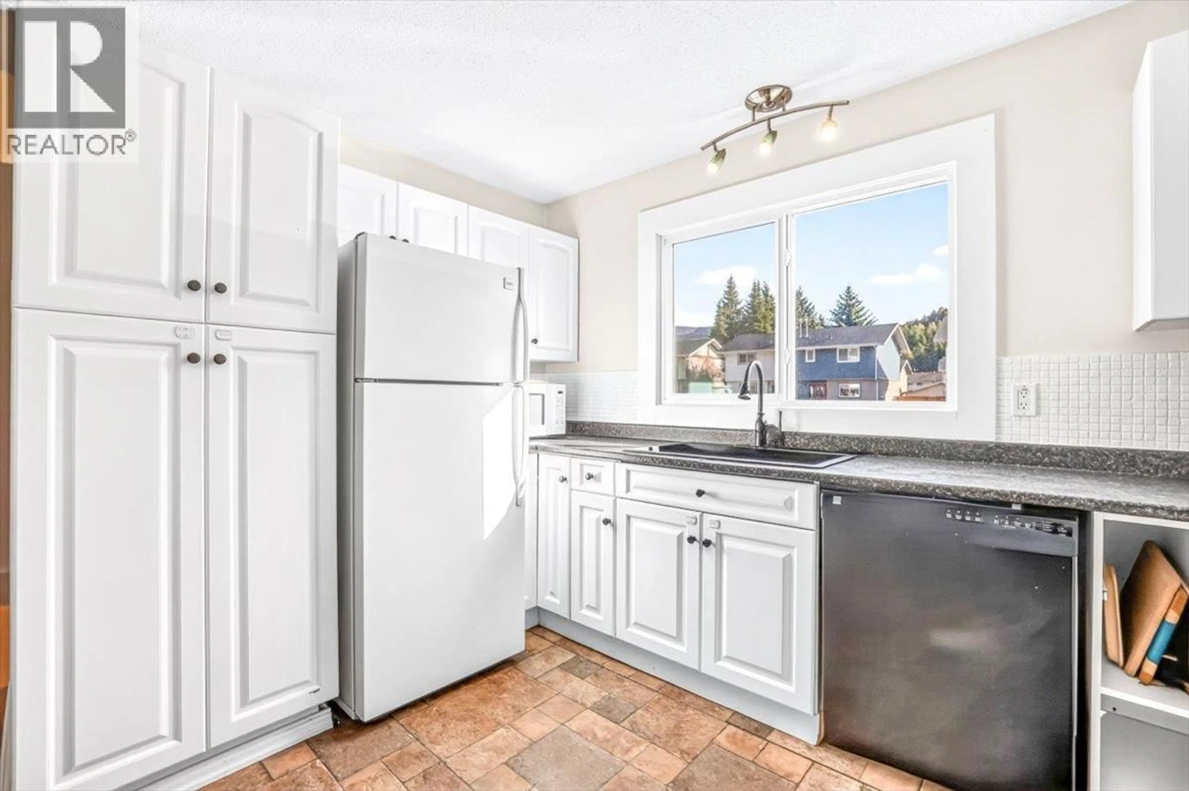 Standard kitchen, ceramic/tile floor for 425B MOUNTAIN ASH CRESCENT, Sparwood British Columbia V0B2G0