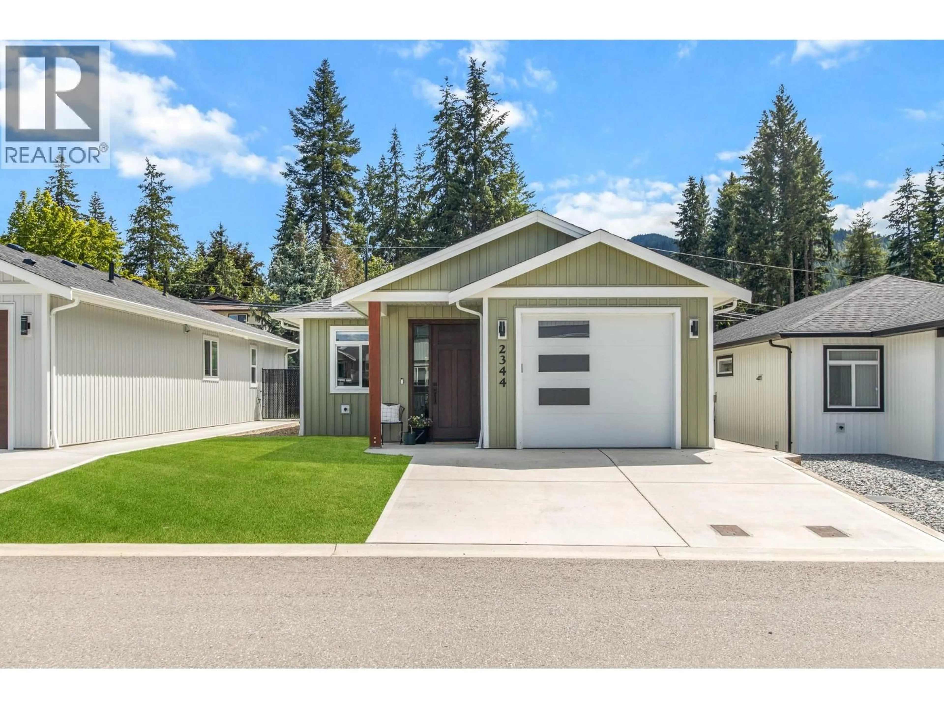 Home with vinyl exterior material, street for 2344 6 AVENUE SOUTHEAST, Salmon Arm British Columbia V1E0H1