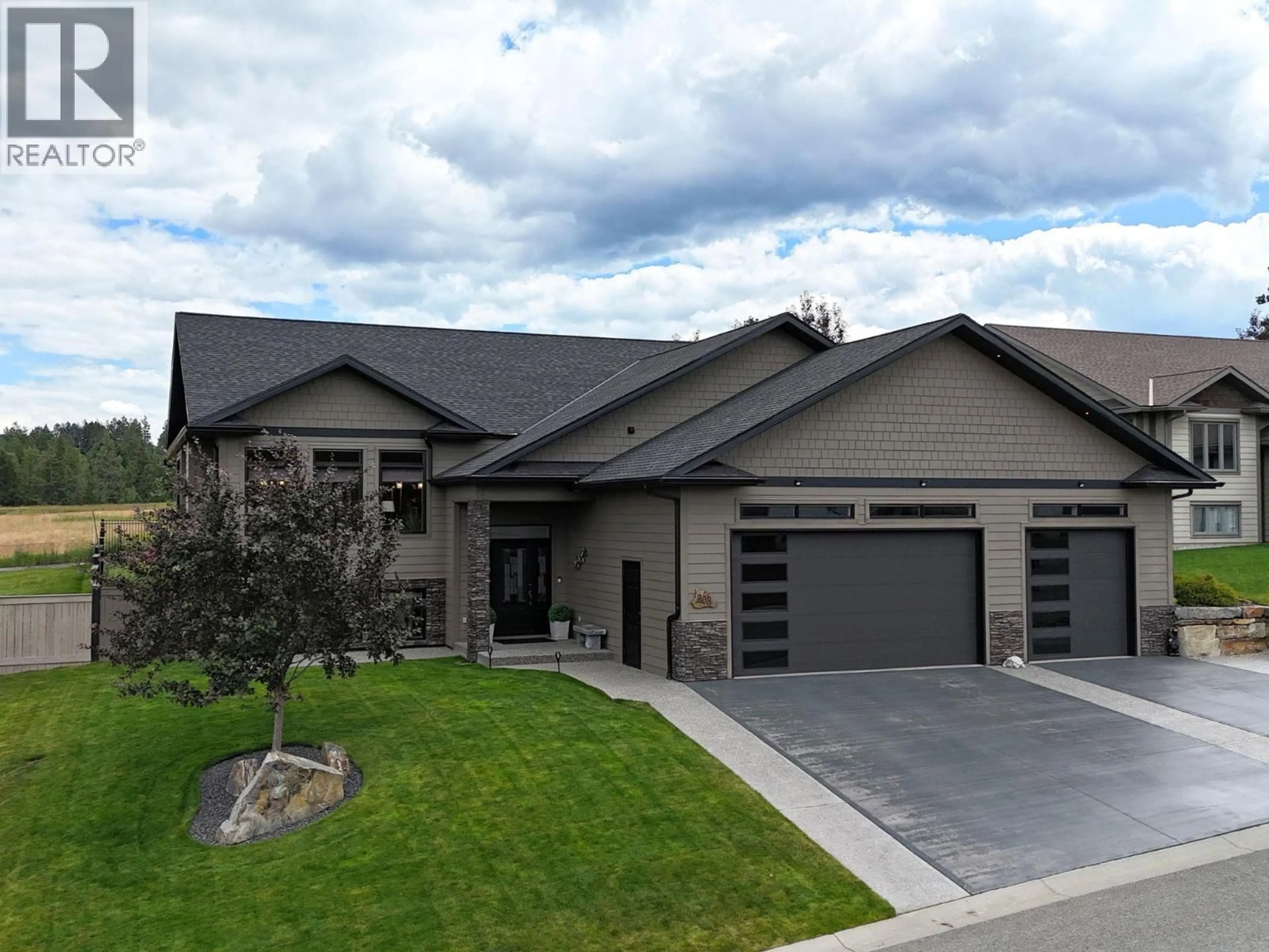 Home with vinyl exterior material, street for 808 22ND AVENUE SOUTH, Cranbrook British Columbia V1C6Y7