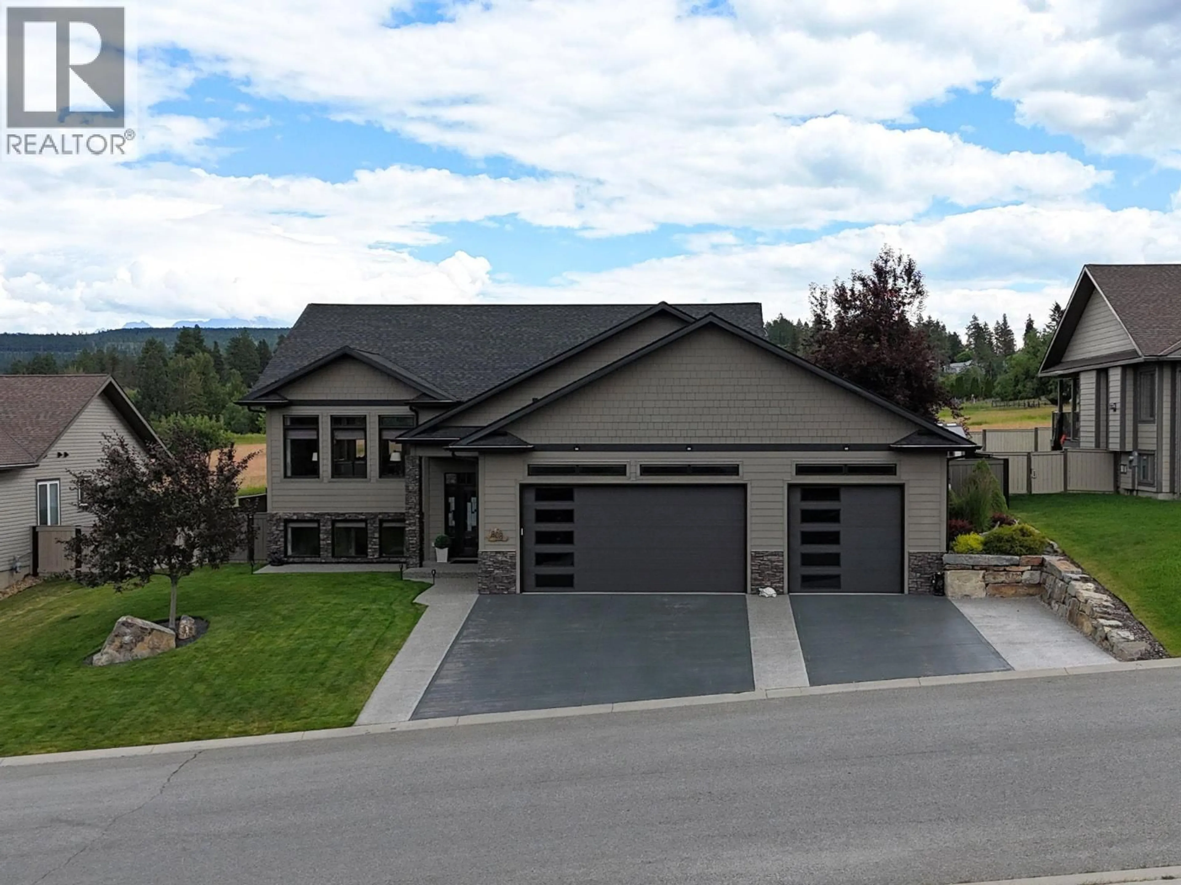 Home with vinyl exterior material, street for 808 22ND AVENUE SOUTH, Cranbrook British Columbia V1C6Y7