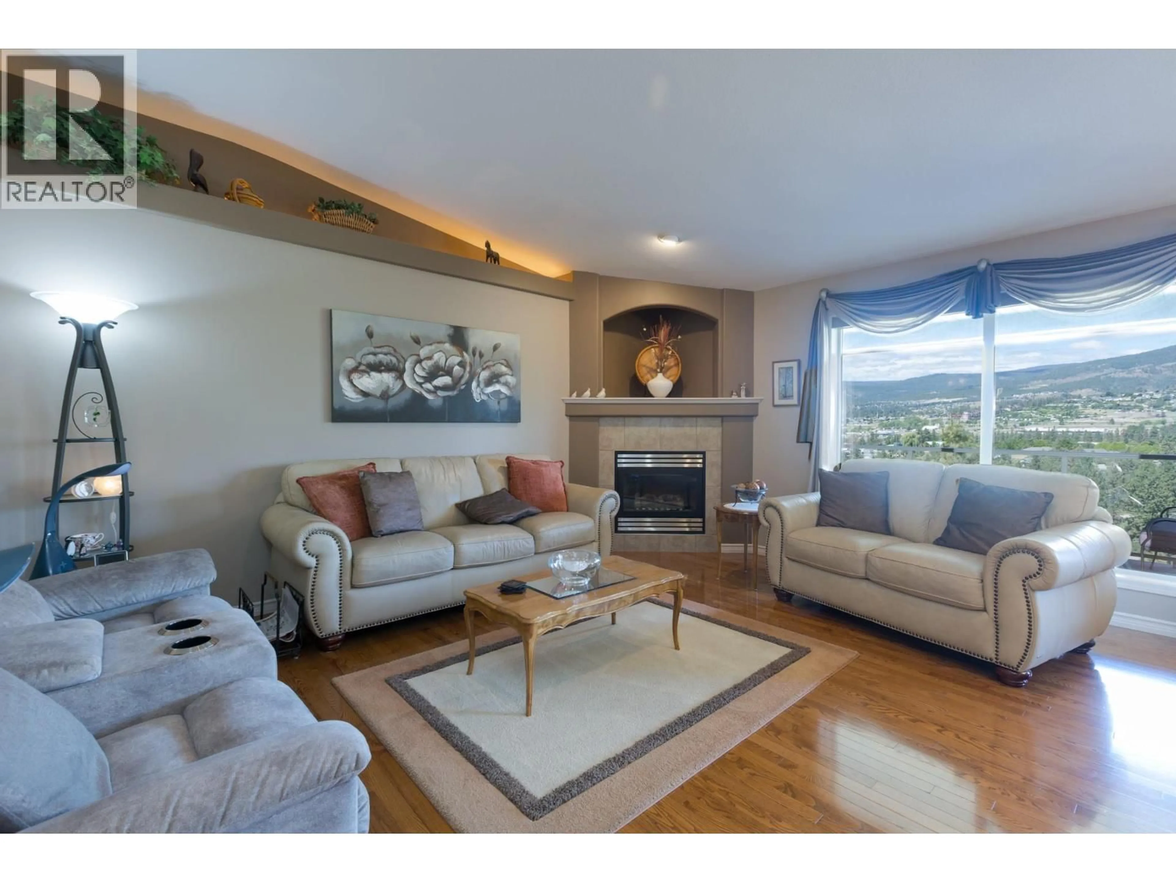 Living room with furniture, wood/laminate floor for 29 - 3512 RIDGE BOULEVARD, West Kelowna British Columbia V4T2X5