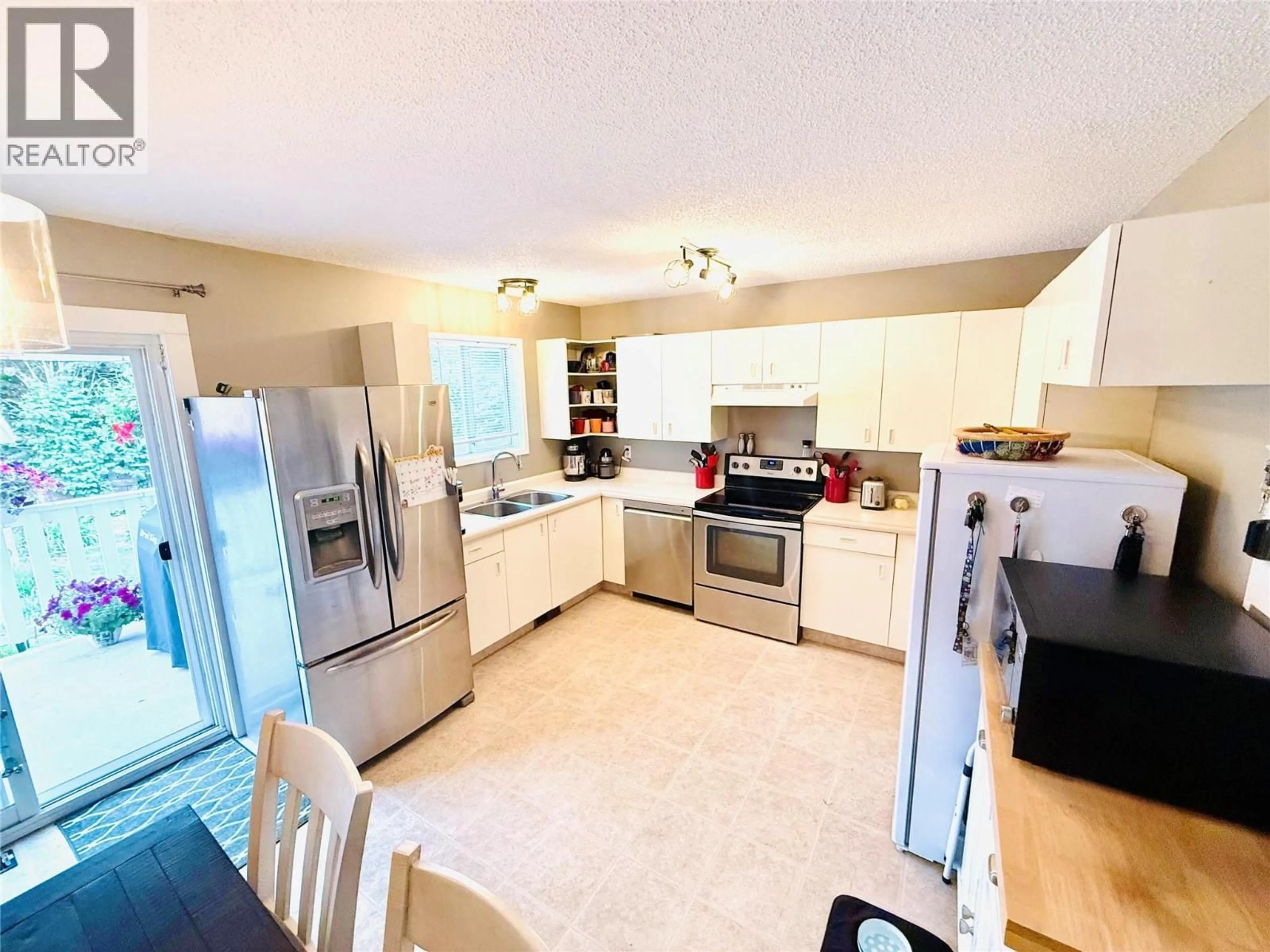 Open concept kitchen, unknown for 20 GREEN AVENUE, Penticton British Columbia V2A7Z2