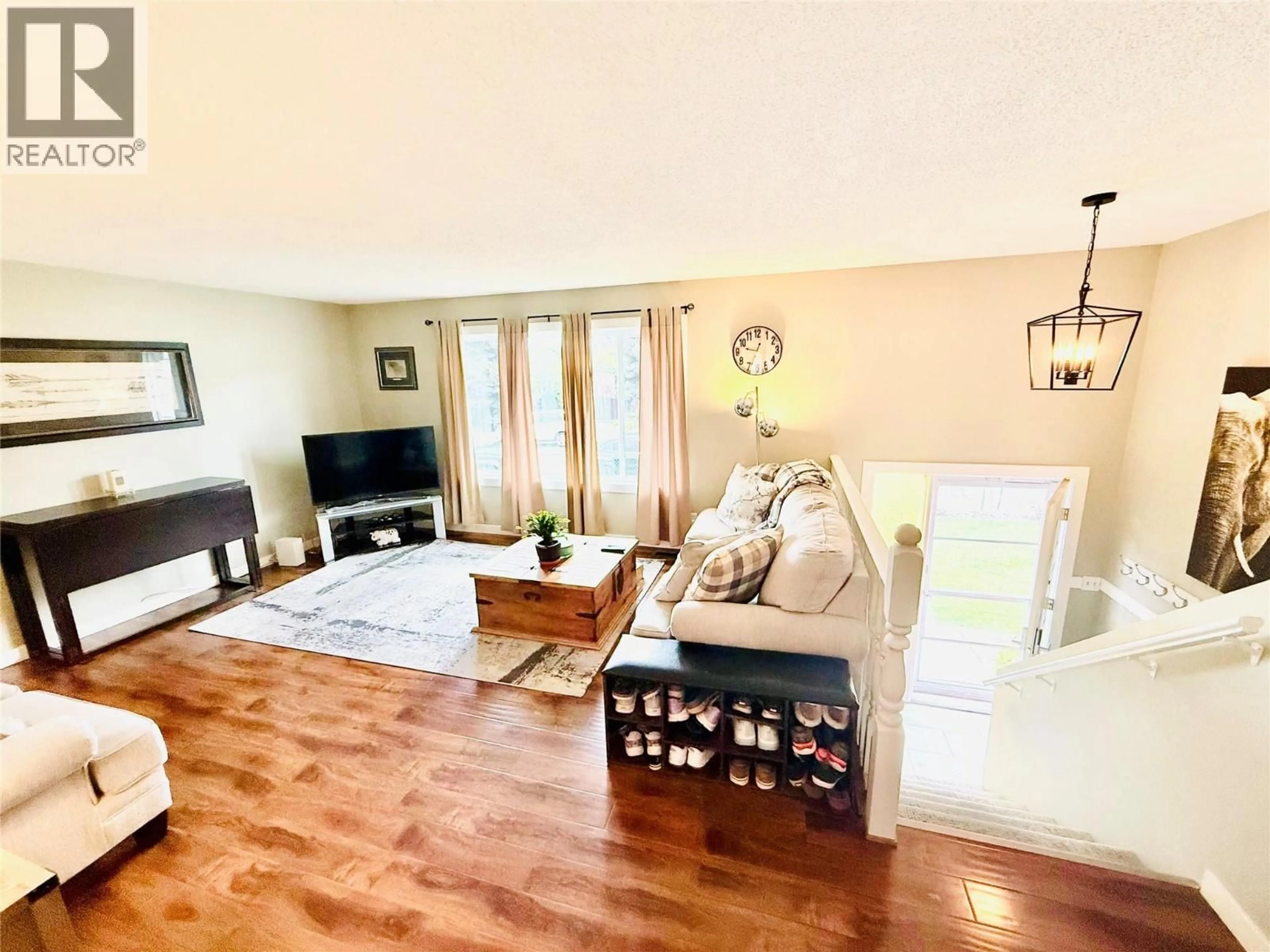 Living room with furniture, wood/laminate floor for 20 GREEN AVENUE, Penticton British Columbia V2A7Z2
