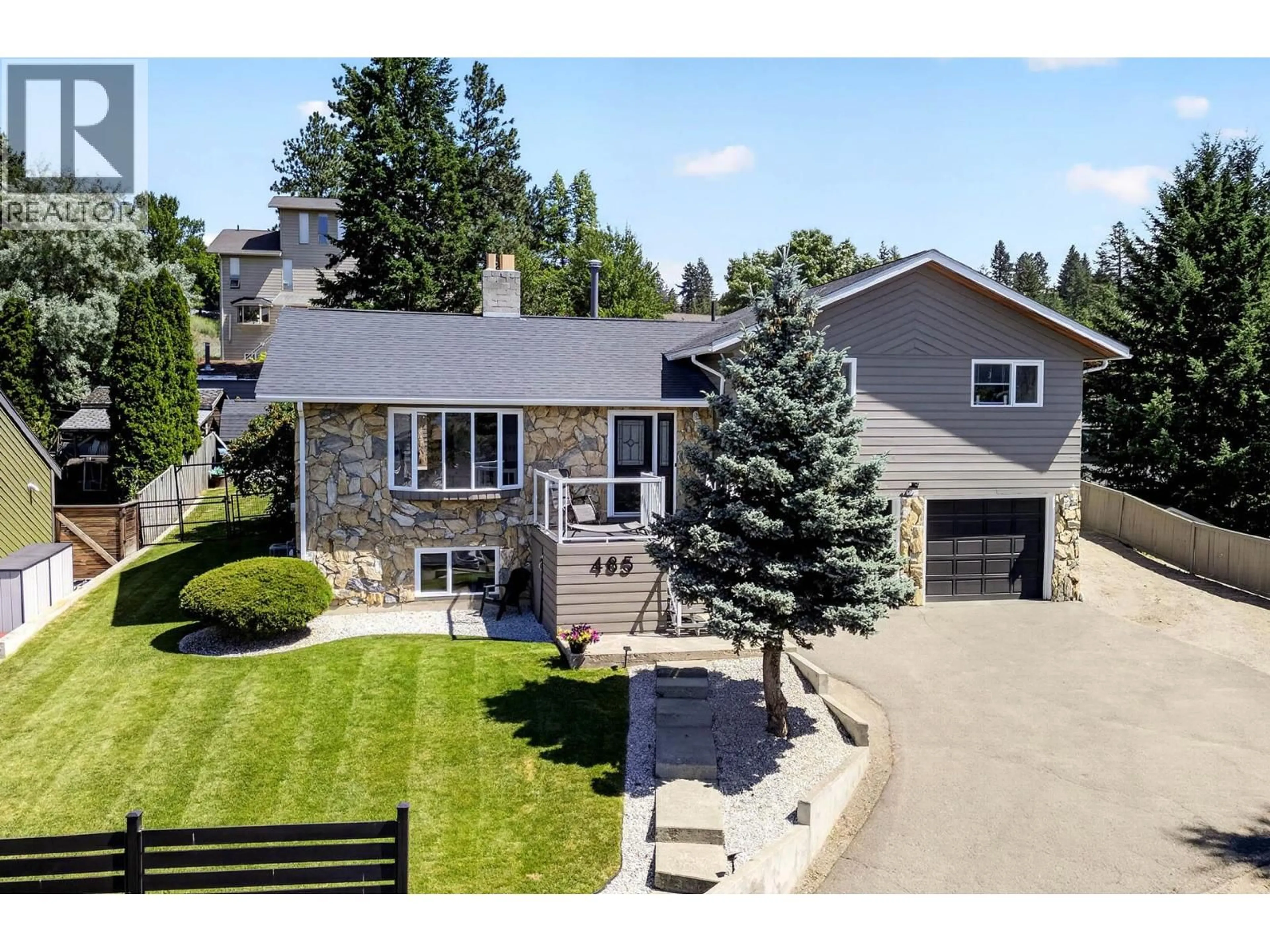 A pic from outside/outdoor area/front of a property/back of a property/a pic from drone, street for 485 GLENEAGLES DRIVE, Kamloops British Columbia V2E1Y4