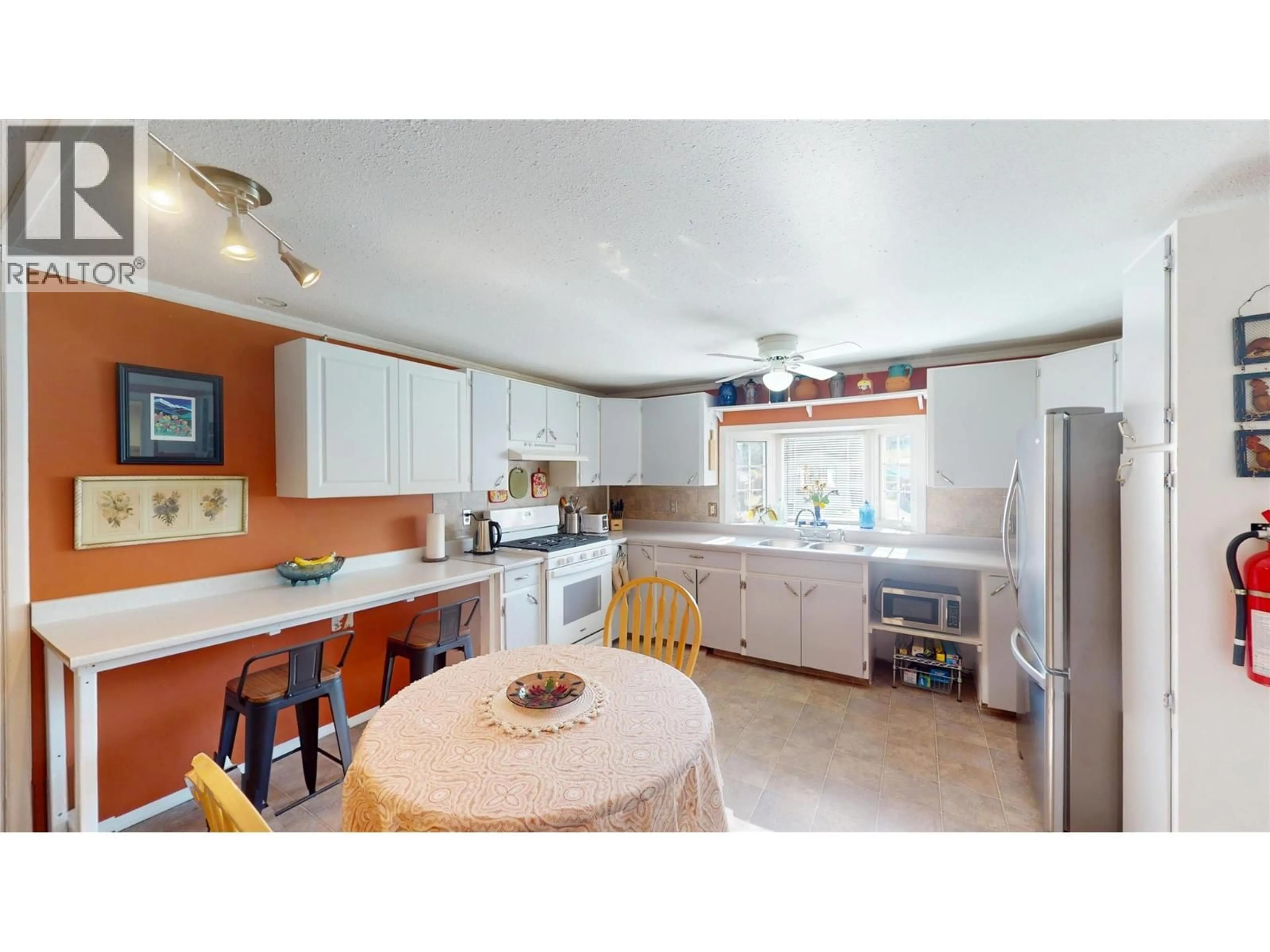 Open concept kitchen, ceramic/tile floor for 1969 KOKANEE CRESCENT NORTH, Cranbrook British Columbia V1C5X6