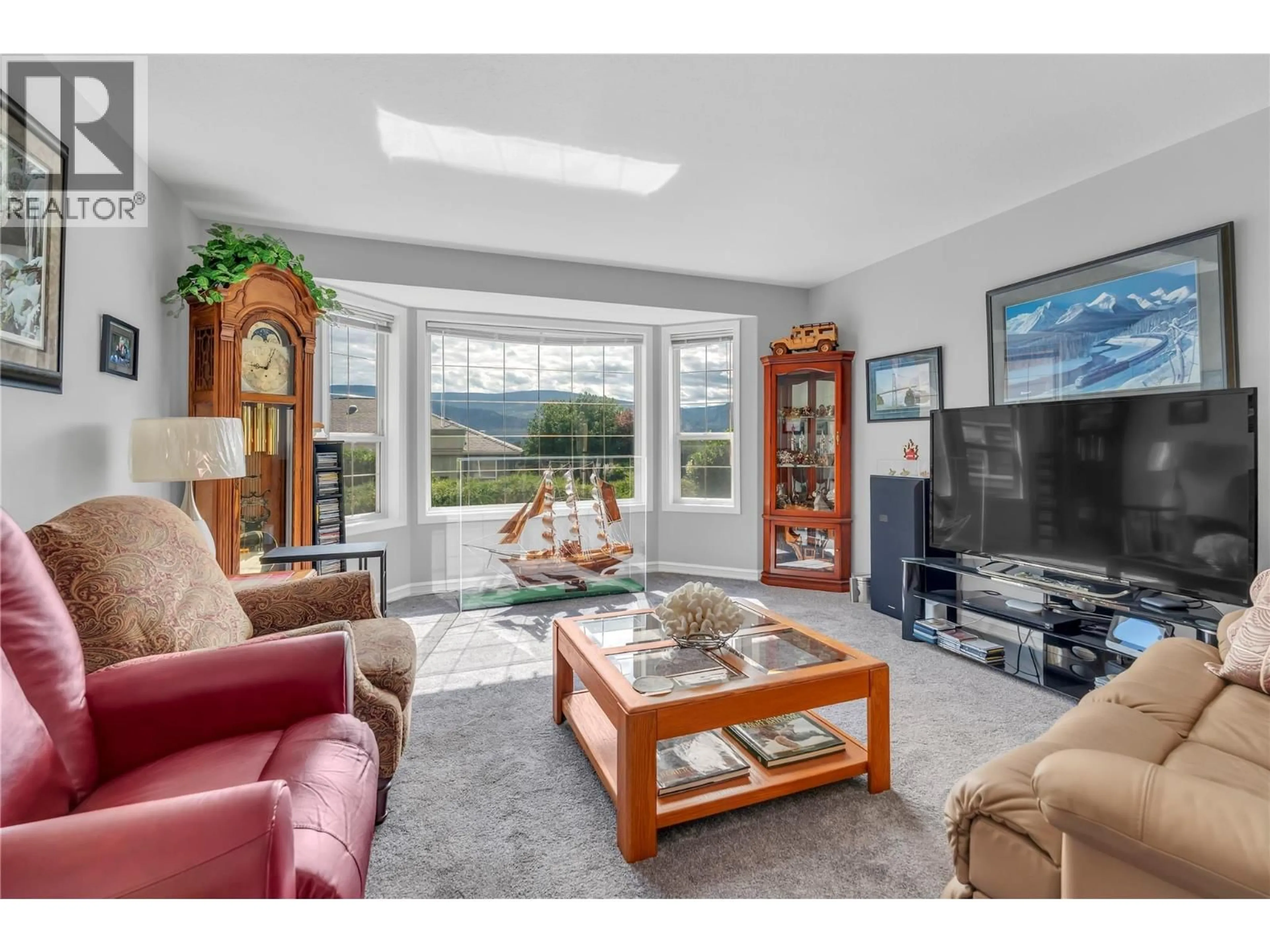 Living room with furniture, unknown for 424 RIDGE ROAD, Penticton British Columbia V2A8N7