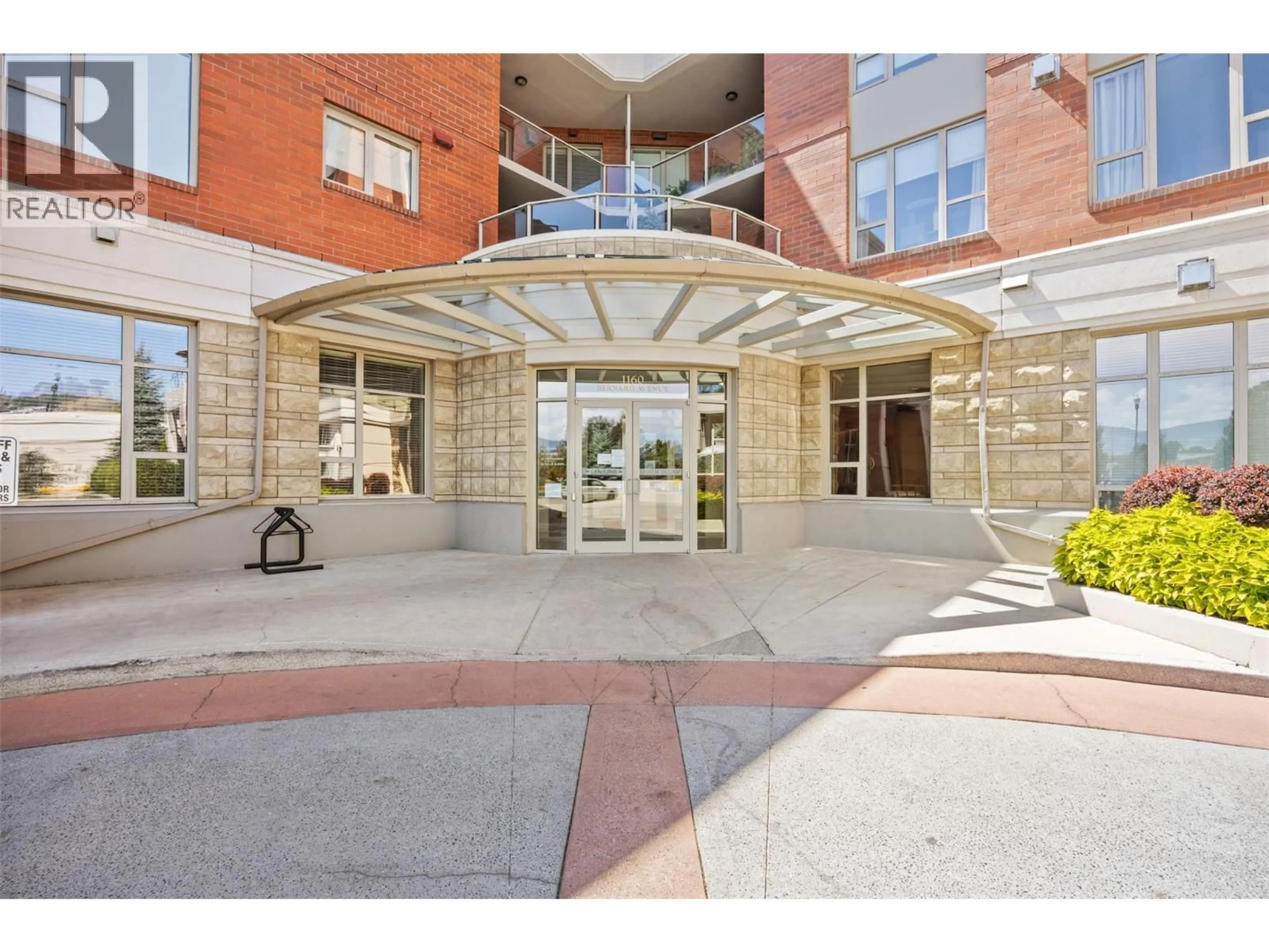 Indoor foyer for 601 - 1160 BERNARD AVENUE, Kelowna British Columbia V1Y6R2