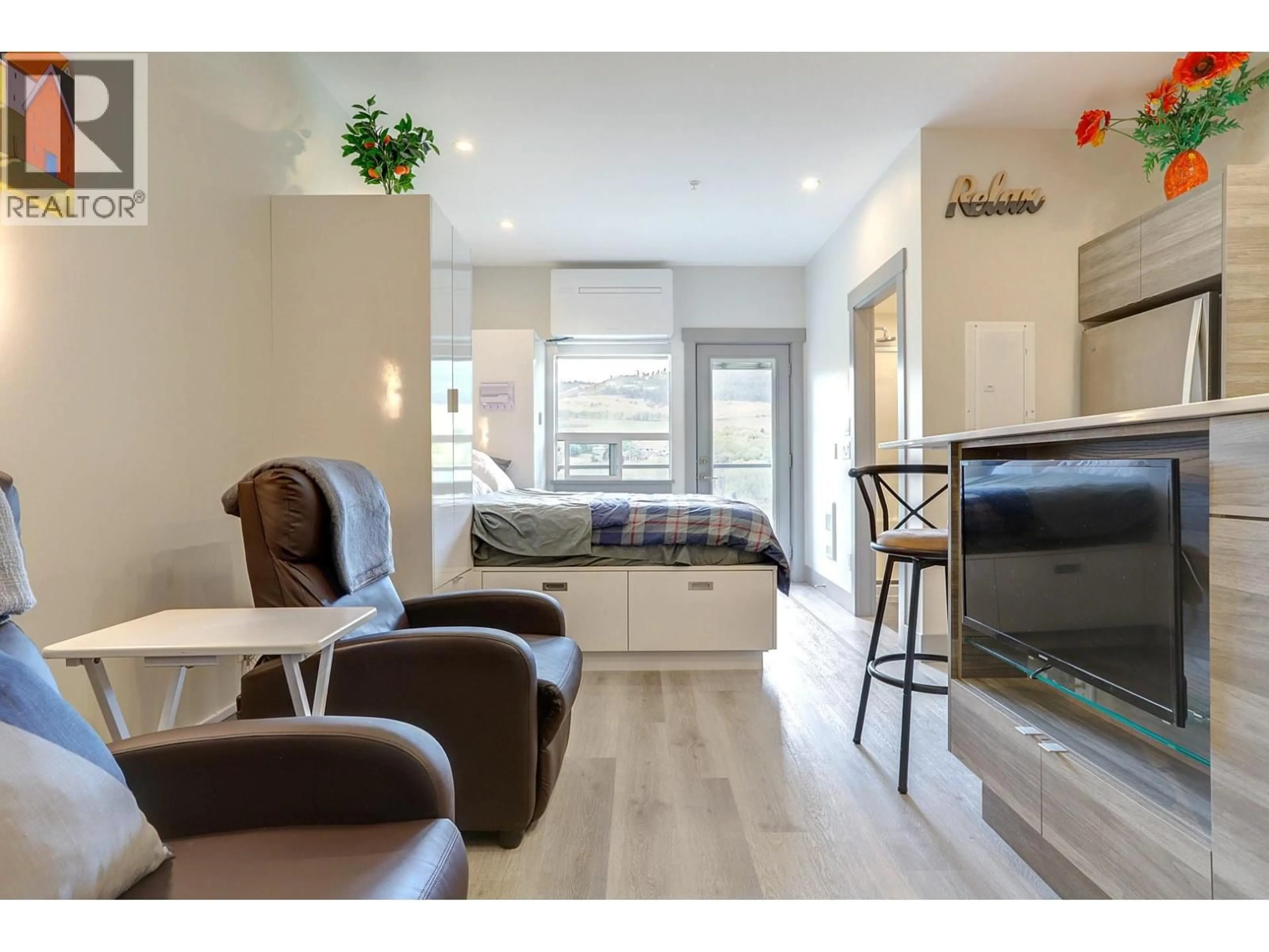 Living room with furniture, wood/laminate floor for 419 - 2555 LAKESHORE ROAD, Vernon British Columbia V1H0A4